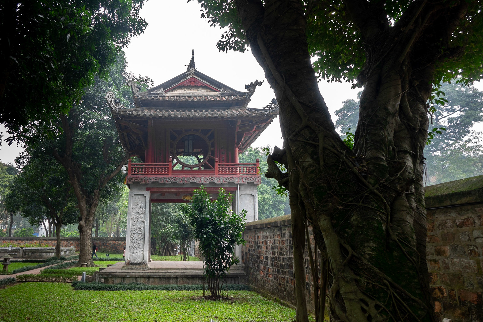 Văn Miếu (Văn Miếu - Quốc Tử Giám)Ly-dynastie (1009-1225).Văn Miếu ook wel Literatuurtempel genaamd is een Confuciustempel in de Vietnamese hoofdstad Hanoi. Hoewel er diverse Văn Miếu in Vietnam zijn, is de meest bekende en beroemde tempel te vinden in Hanoi en fungeerde als de eerste universiteit van Vietnam.