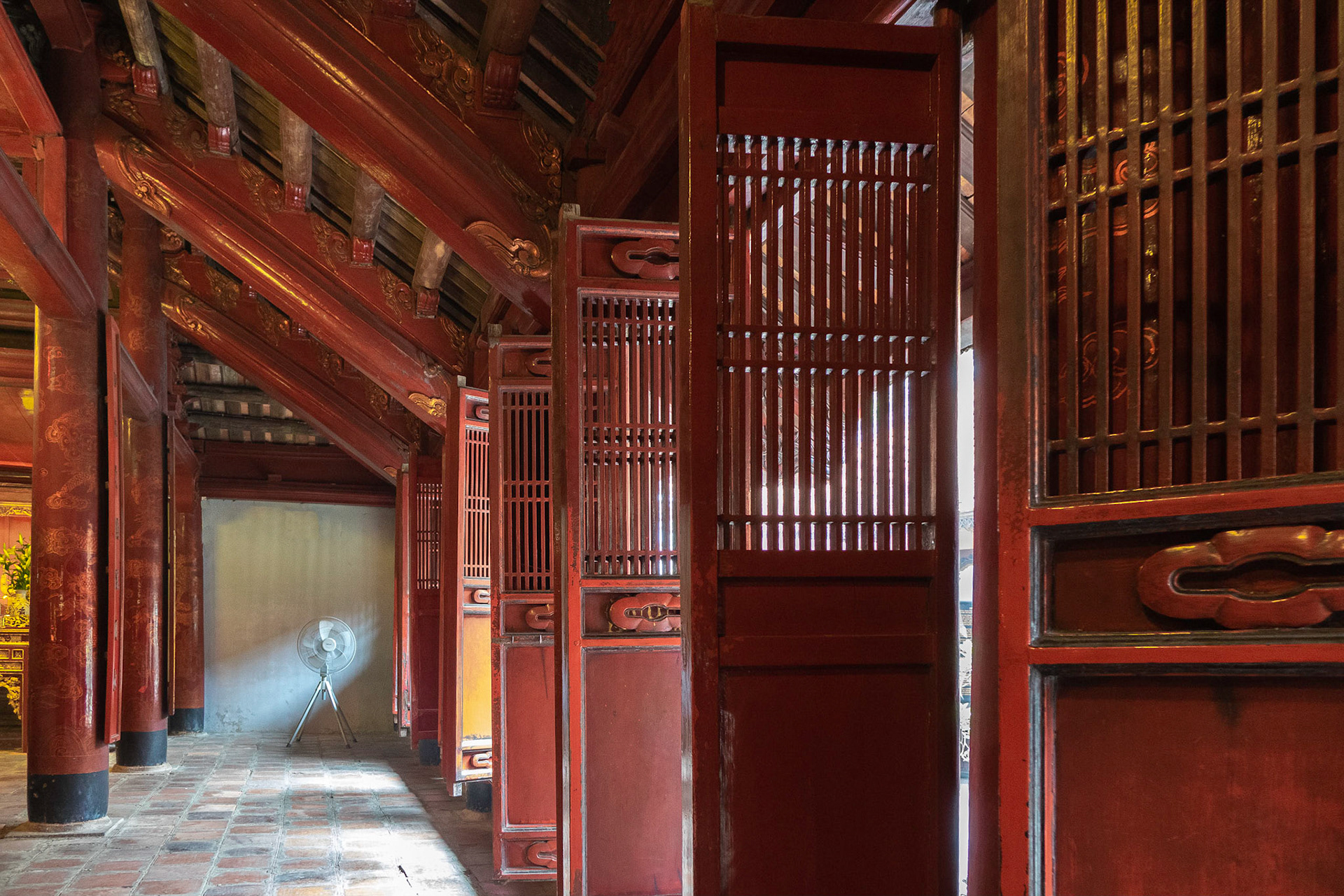 Văn Miếu (Văn Miếu - Quốc Tử Giám)Ly-dynastie (1009-1225).Văn Miếu ook wel Literatuurtempel genaamd is een Confuciustempel in de Vietnamese hoofdstad Hanoi. Hoewel er diverse Văn Miếu in Vietnam zijn, is de meest bekende en beroemde tempel te vinden in Hanoi en fungeerde als de eerste universiteit van Vietnam.