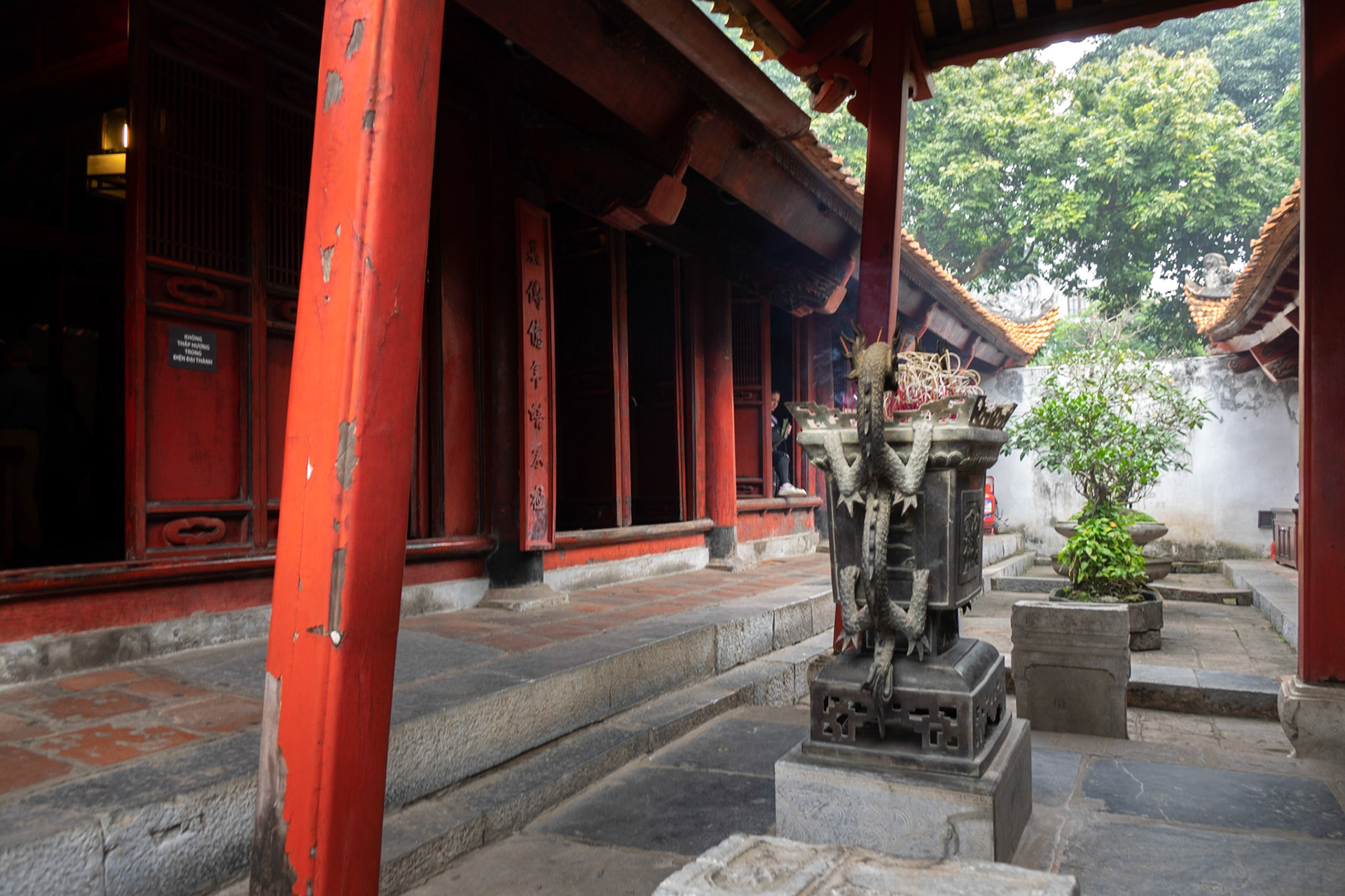 Văn Miếu (Văn Miếu - Quốc Tử Giám)Ly-dynastie (1009-1225).Văn Miếu ook wel Literatuurtempel genaamd is een Confuciustempel in de Vietnamese hoofdstad Hanoi. Hoewel er diverse Văn Miếu in Vietnam zijn, is de meest bekende en beroemde tempel te vinden in Hanoi en fungeerde als de eerste universiteit van Vietnam.