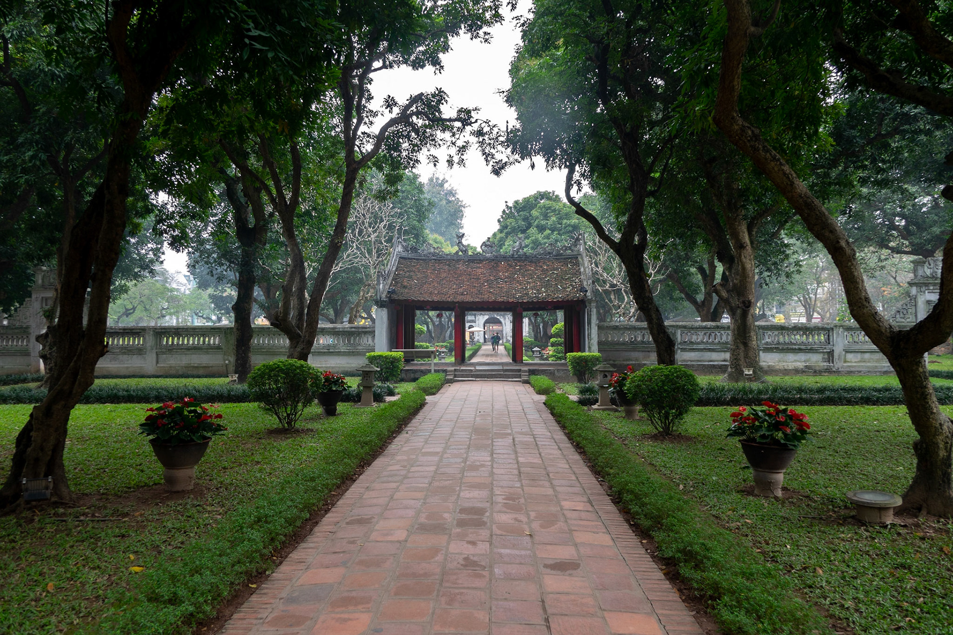 Văn Miếu (Văn Miếu - Quốc Tử Giám)Ly-dynastie (1009-1225).Văn Miếu ook wel Literatuurtempel genaamd is een Confuciustempel in de Vietnamese hoofdstad Hanoi. Hoewel er diverse Văn Miếu in Vietnam zijn, is de meest bekende en beroemde tempel te vinden in Hanoi en fungeerde als de eerste universiteit van Vietnam.