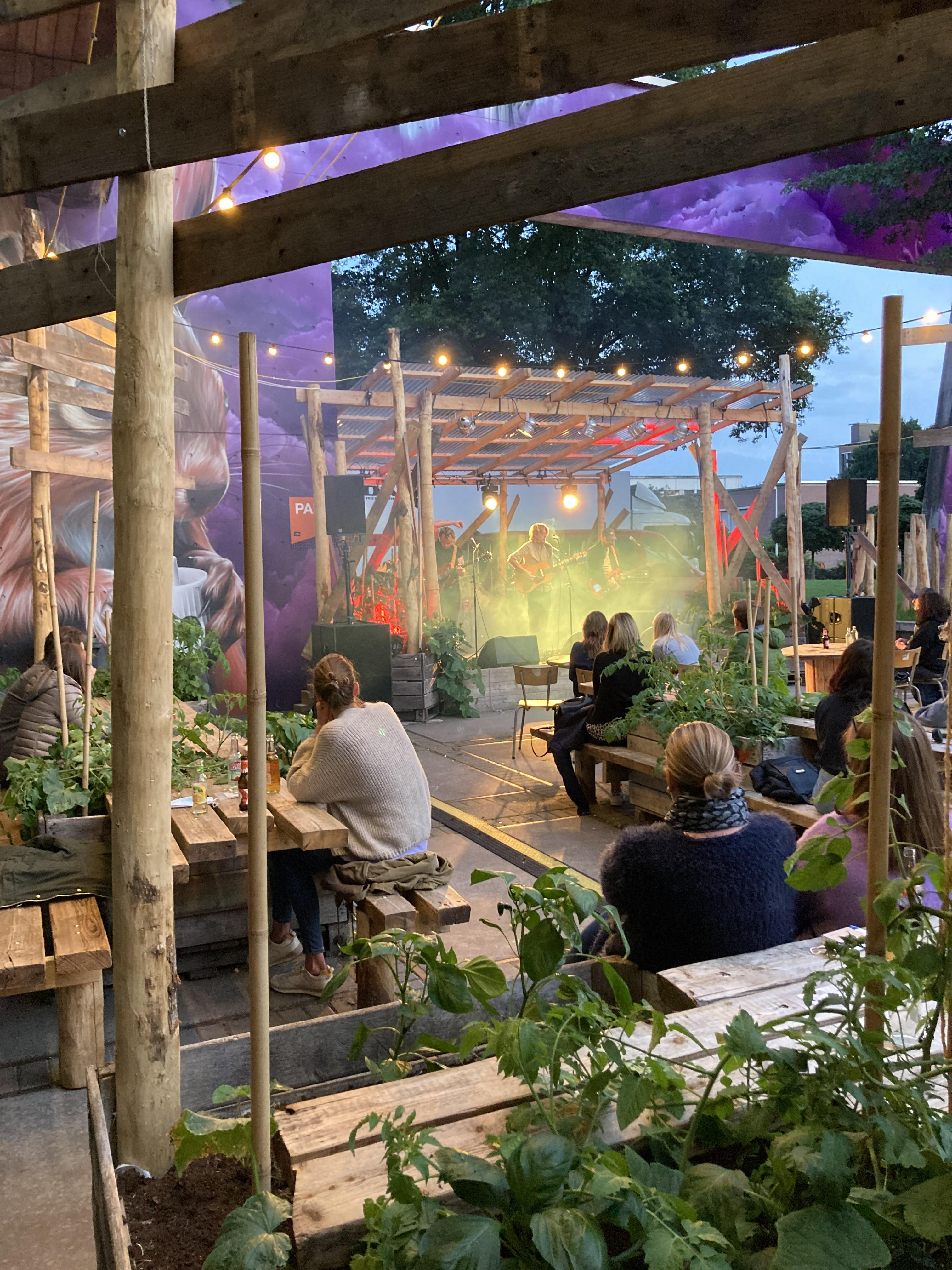 pop-up bar kastanjehouten palen palox grote fruitkisten creatief
