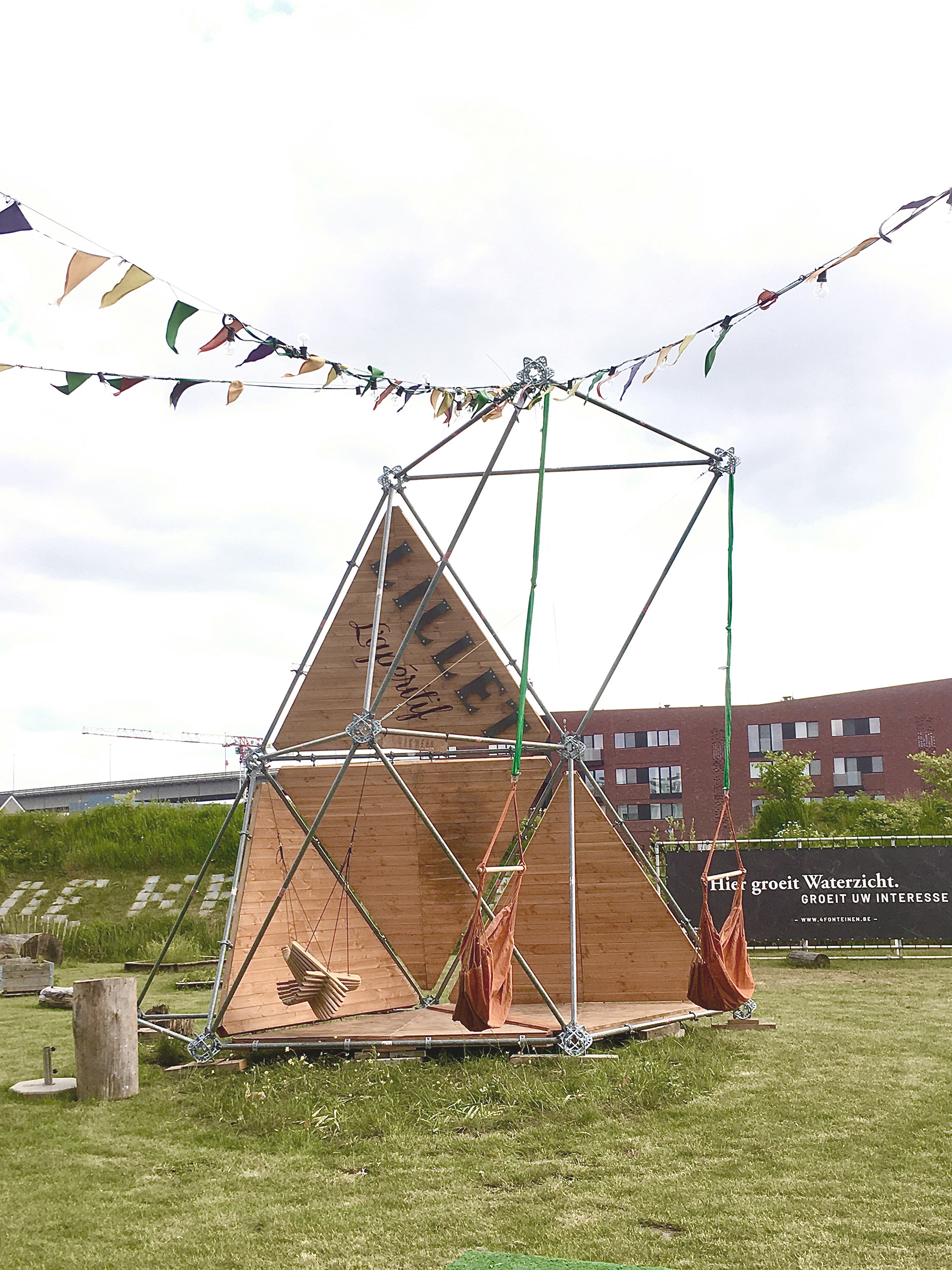 modulaire metalen structuur voor fieldmarketing, aan gekleed met hangstoeltjes