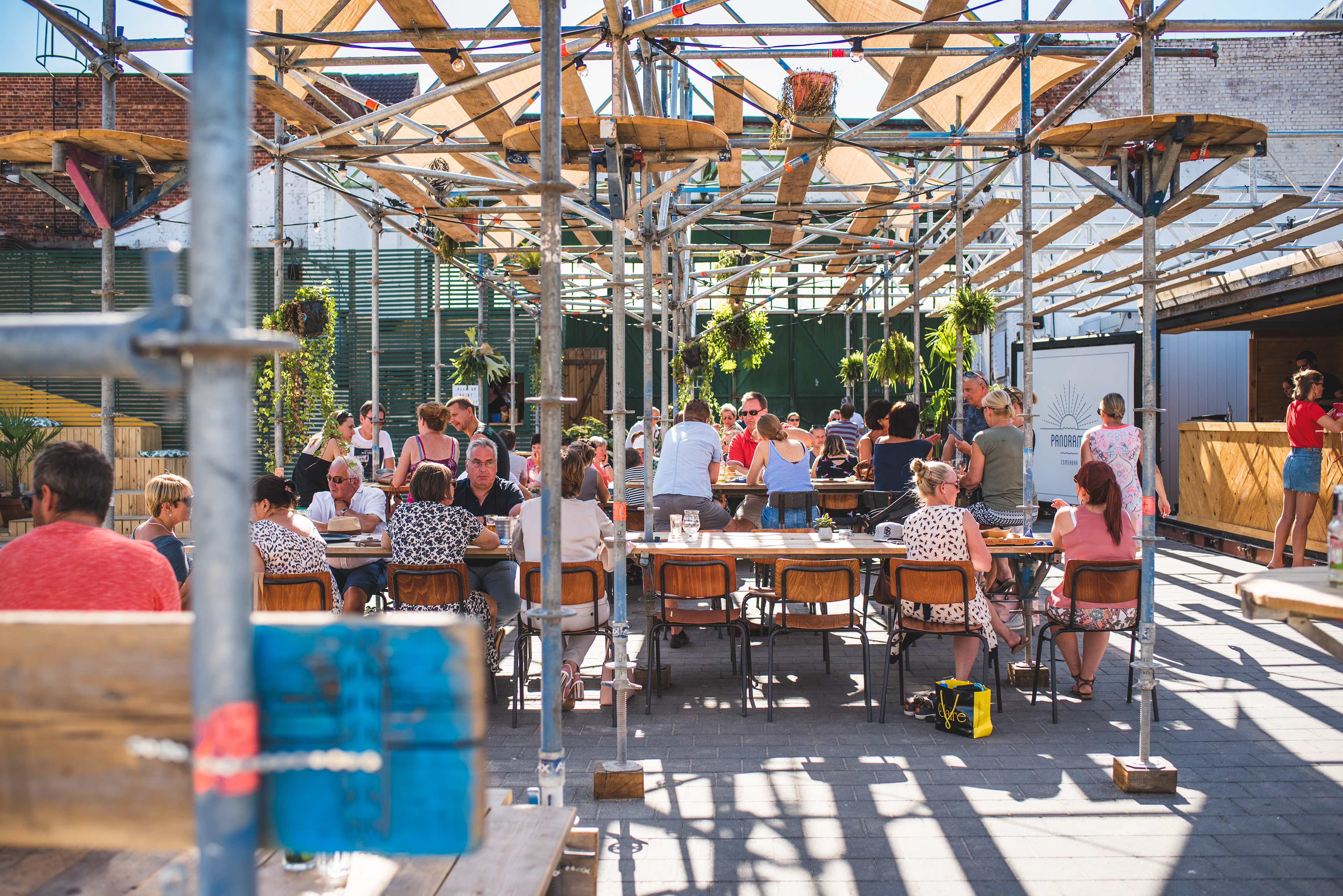 pop-up steigerwerk creatief modulair circulair steigerhout schaduw structuur