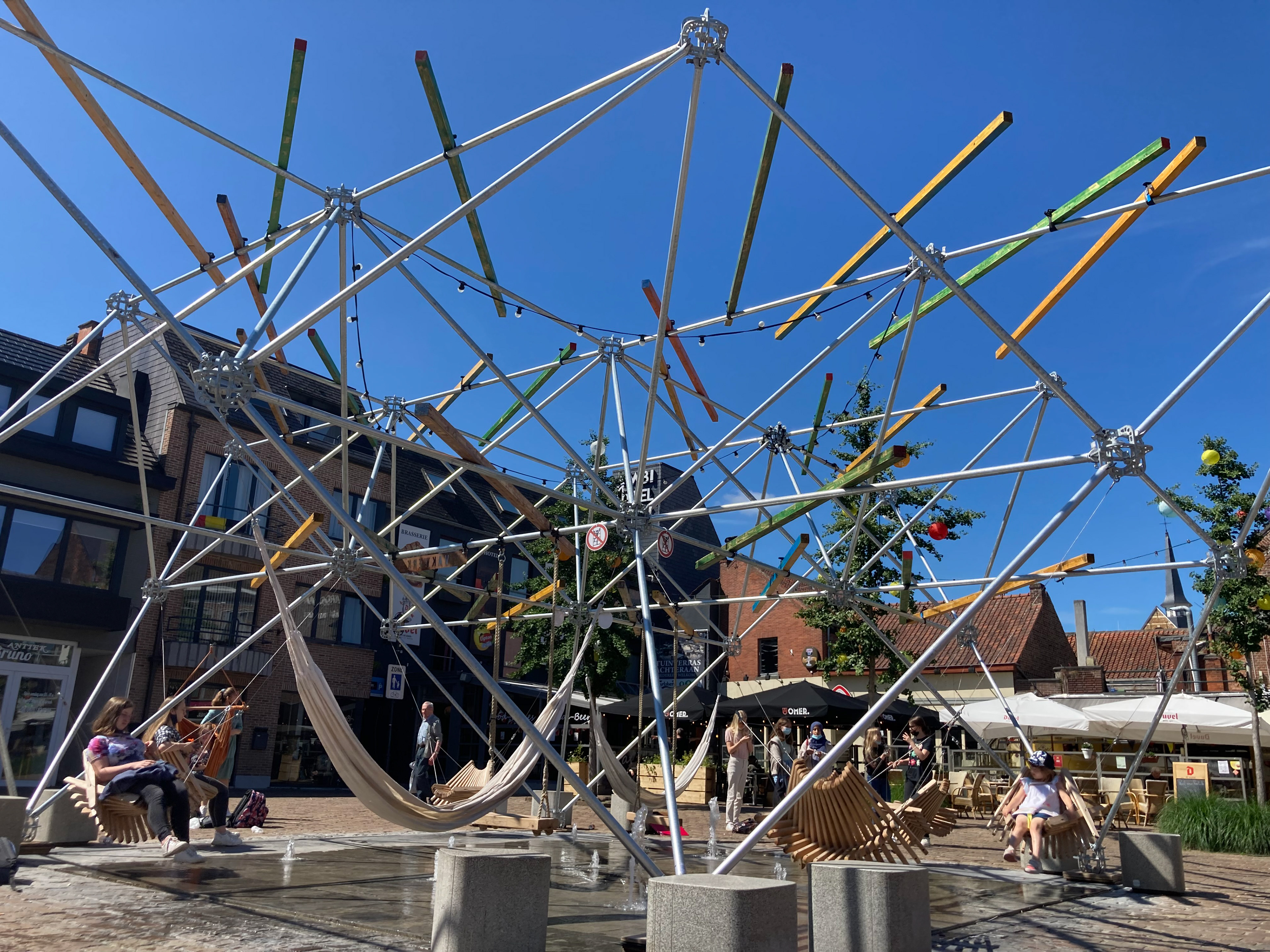 stedelijke plein invulling over fonteinen, beleving met schommels