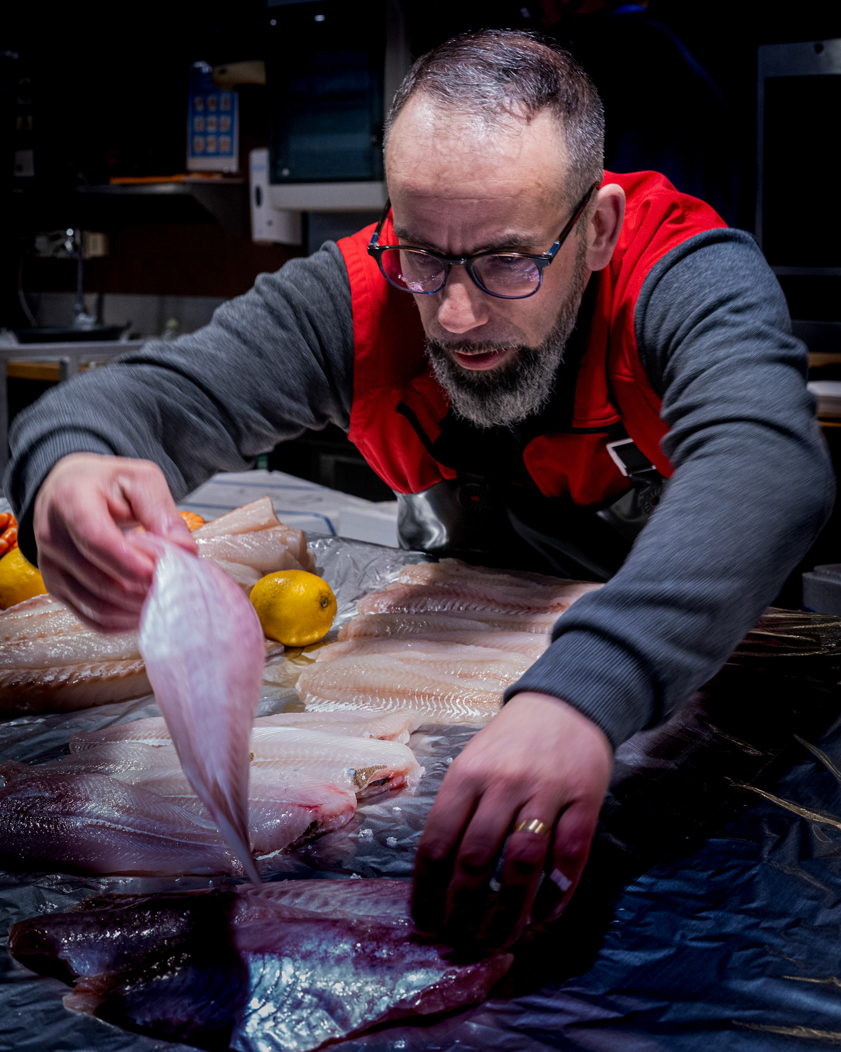Christophe ANDROS, poissonier à Compiègne, Oise, France installe son étale vendredi 28 mars 2025 à 6 AM. La consommation des produits de la mer est en forte augmentation depuis plusieurs années en France. Compiègne March 28th, 2025 Photo: Pierre Steiner