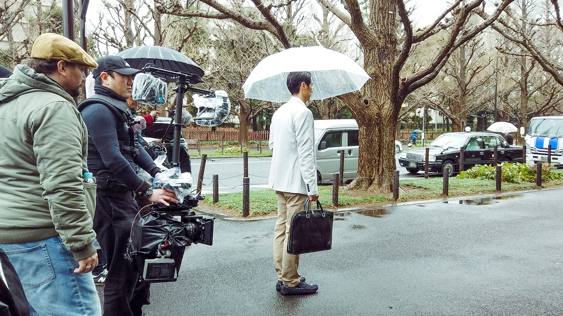 The awesome cast and crew shotting in the rain.