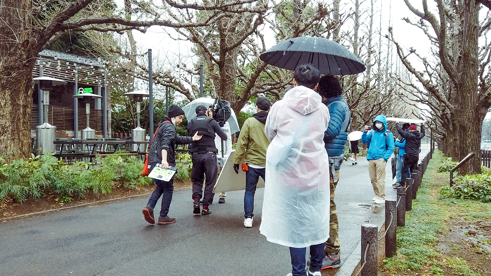 The awesome cast and crew shotting in the rain.