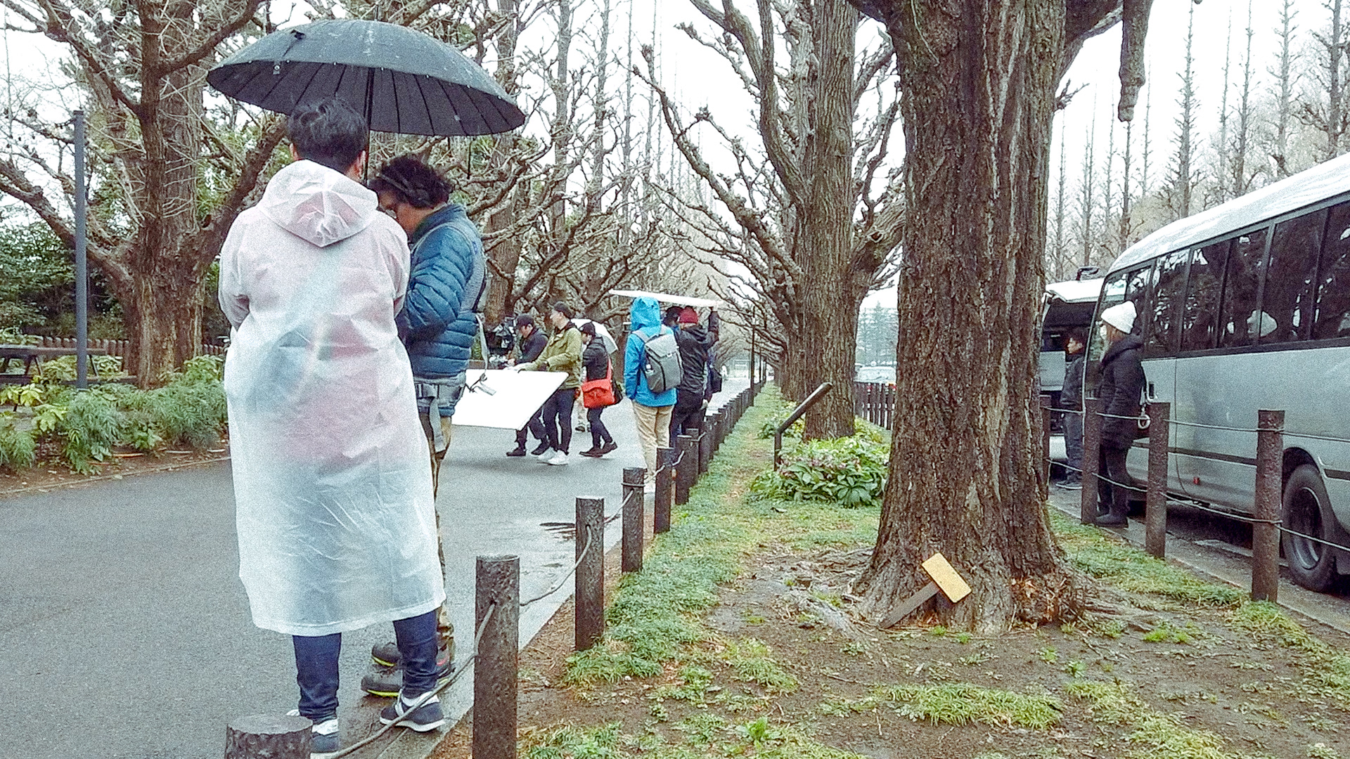 The awesome cast and crew shotting in the rain.