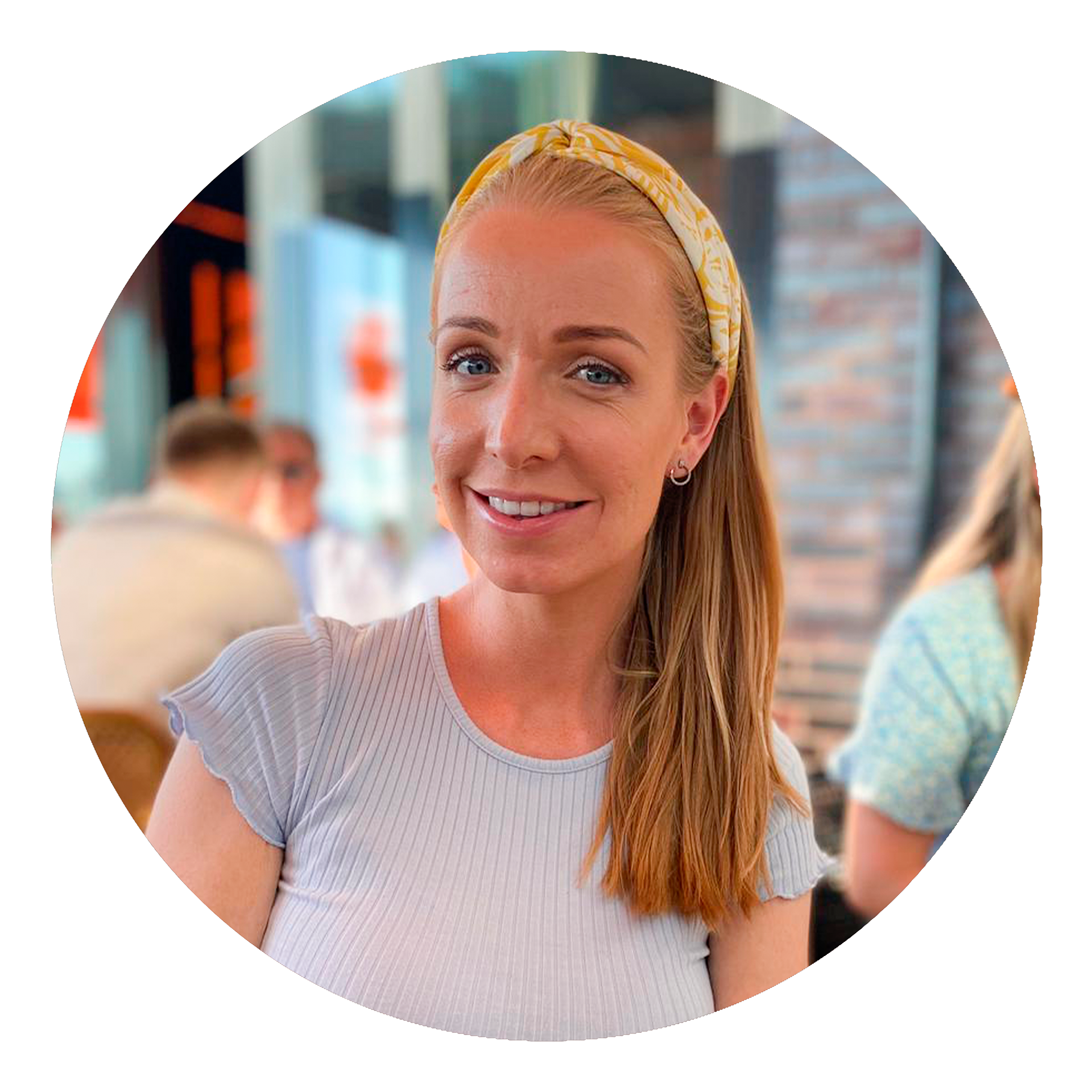 Iselin: aka IZ. Flyvertinne. En del av Bjertnes Beauties JR. har ikke noe imot å splurge litt. Liker flamingoer og Hugo boss. Promille- leder i UDL.