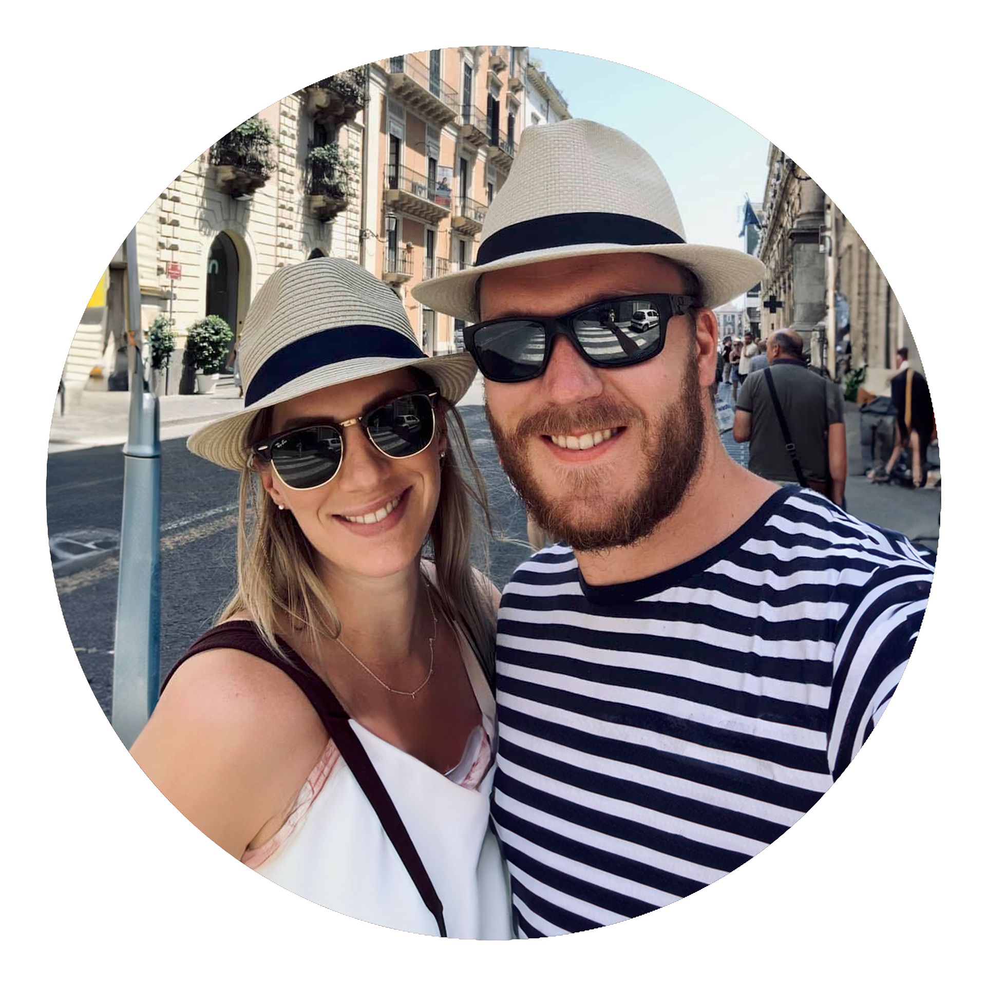 Silje og Jonathan: En del av Bjertnes Beauties JR. Spilt håndball med bruden på NIT/hak. Velstudert med Doktorgrad i ernæring- skal nå bli lærer. Jonathan er fra Evje. Har to søte jenter med forloveden Silje. Venter bryllup snart? Har spilt i BI- revyen.