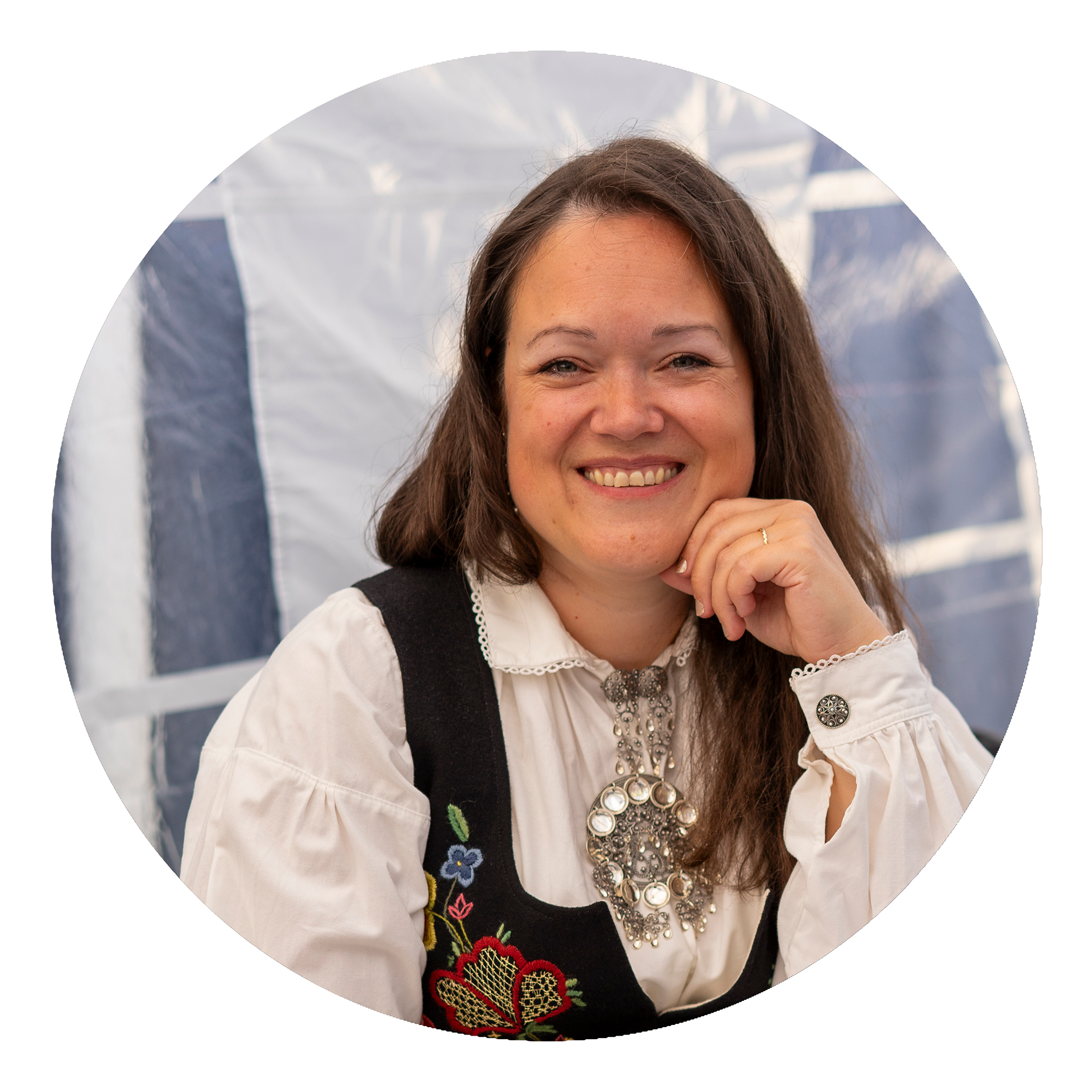 Monica - Brudgommens kusine. Alltid smilende og nyskjerrig på hvordan en har det. Tidligere håndballspiller og disko danser, får vi se noen dansemoves i løpet av helgen?