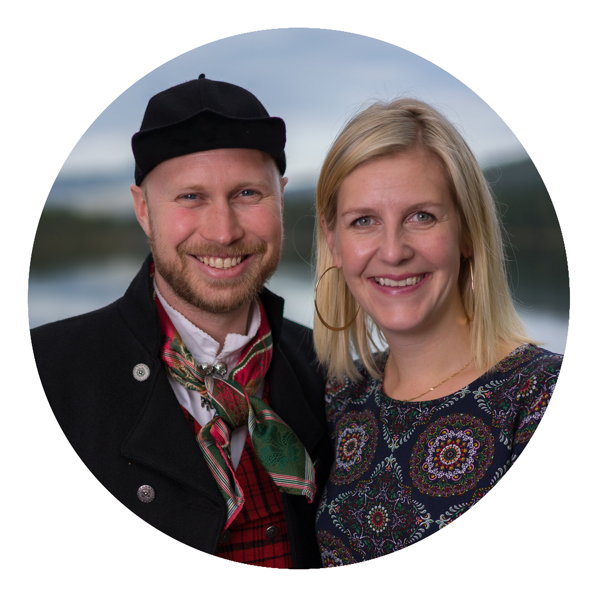 Morten og Katrine: Morten er brudens storebror. Elsker sjokoladepudding og Pepsi Max. Kan trylle, breake, surfe og samle på ting. Katrine er Mortens kone over 10 år. De har to nydelige barn sammen på Øyer, og de har øye for detaljer. Gårdsjente, lege og kunstinteressert.