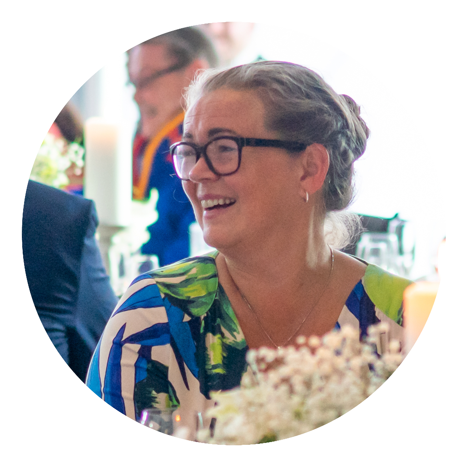Grete - Brudgommens Tante. Utadvendt og alltid blid. Har tidligere hatt et stort engasjement inn mot håndballen. Bruker nå mye av tiden som matros på seilbåten hun har sammen med Odd Erik. Seilt på kryss og tvers i Hellas i mange år.