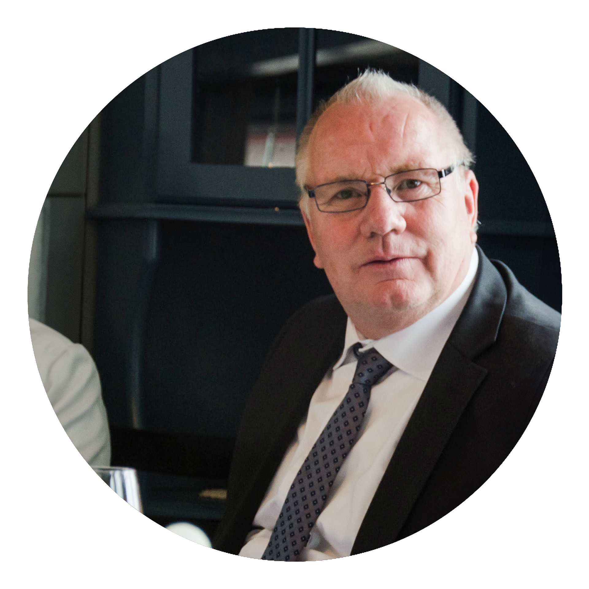 Jan Erik - Brudgommens onkel. God histore forteller med smittende latter. Alltid bodd på Brøtum og veldig glad i sitt hjemsted. Jobbet som snekker hele sitt liv. Forlover til brudgommens far.