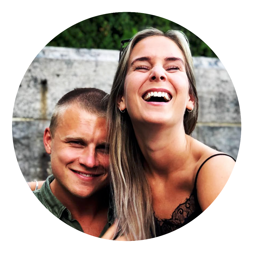 Daniel og Kaja - Daniel er venn av brudgommen fra videregående. Han er aktiv, utadvent og tar seg tid til en god prat. Kaja er forlovet med Daniel og mor til deres tre skjønne barn. Hun kommer fra Fredrikstad og har alltid et smil om munnen. De gifter seg neste år.