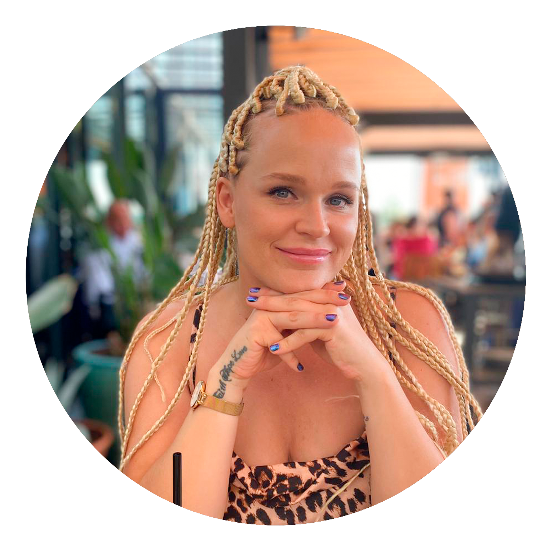 Victoria: Født to dager før bruden og møtte derfor bruden som nyfødt på Ahus. En del av Bjertnes Beauties JR. Er hudpleier og Liker Leopard. Utrolig effektiv, fødte sitt tredje barn hjemme i stua.