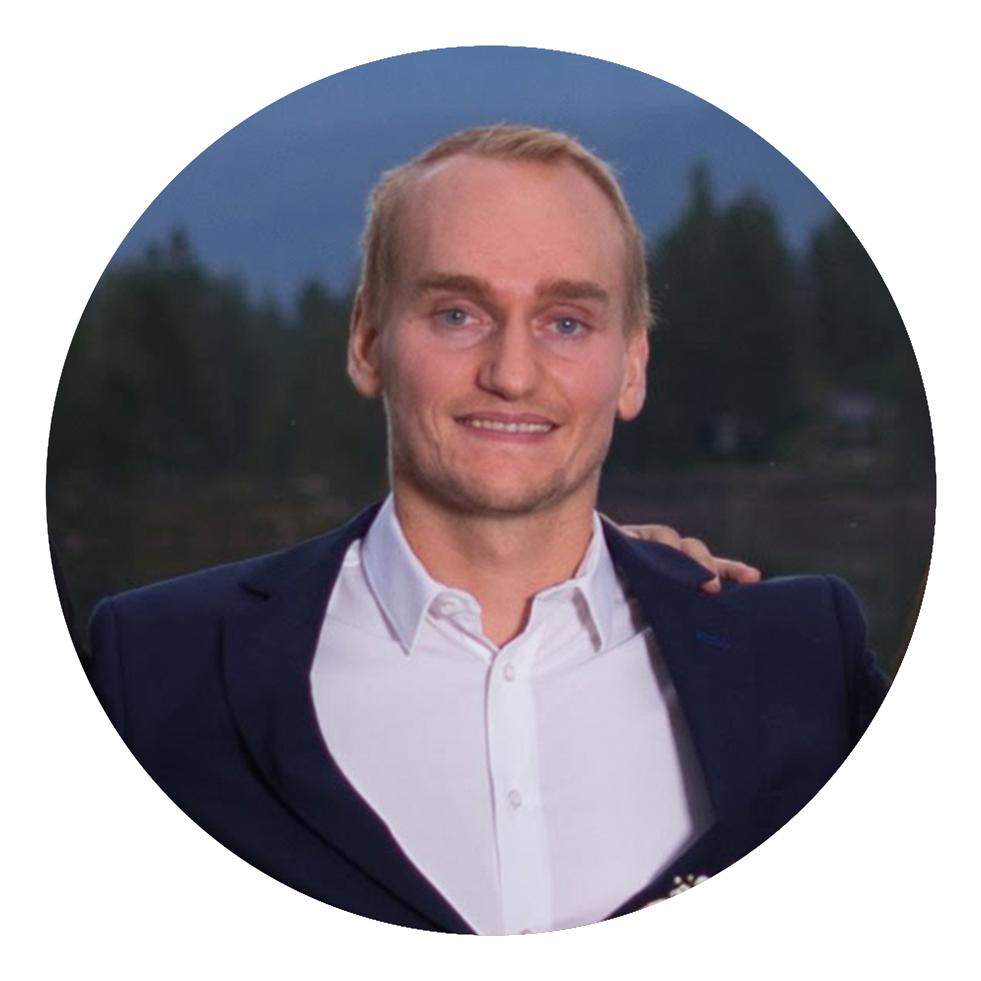 Eirik: Brudens fetter. Bosatt i Trondheim og jobber med skipping. Brukte barndomsårene triksende i skibakken på Kongsberg, spiller golf og reiser alltid lett.