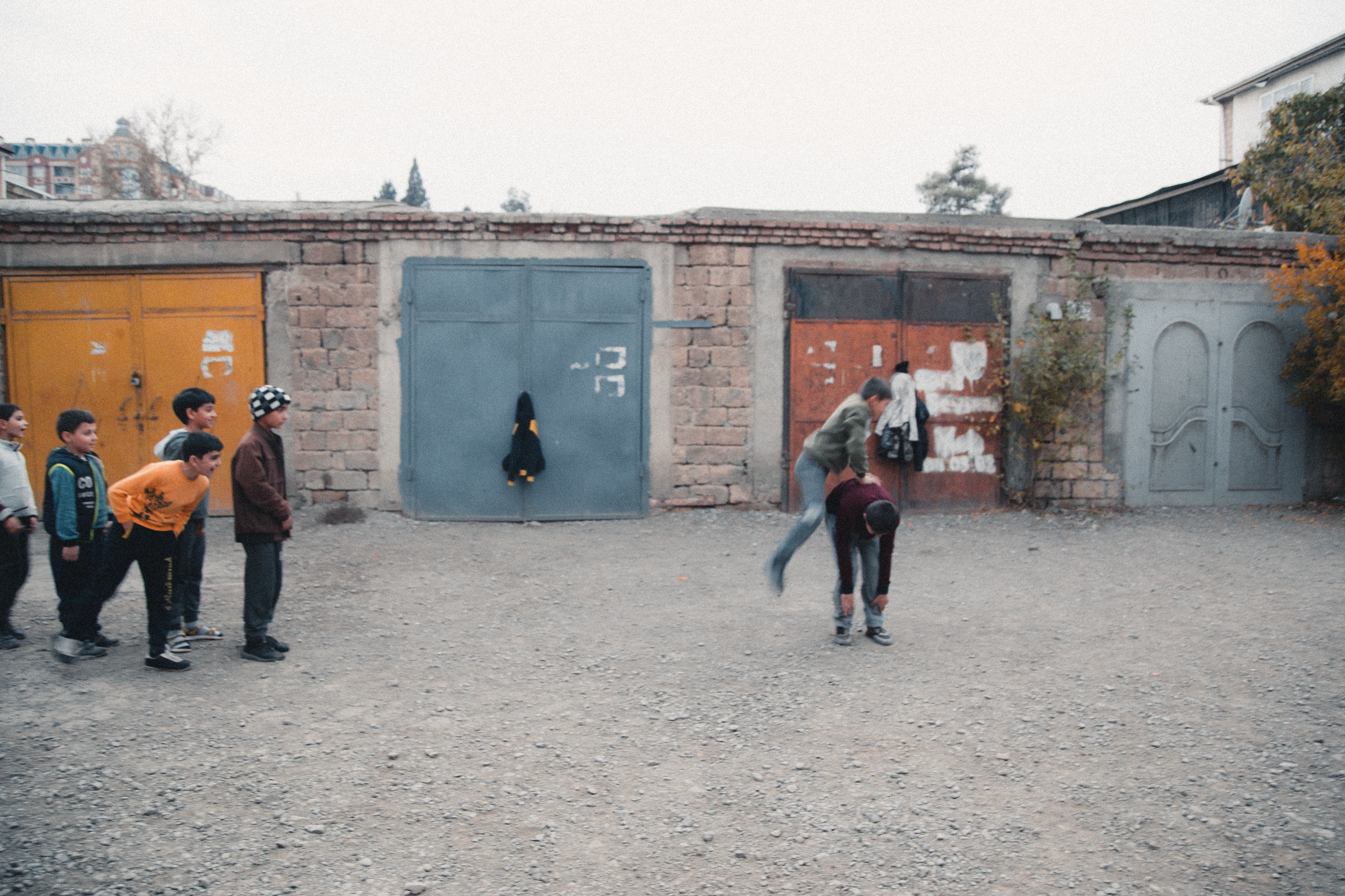 Les enfants jouent dans la rue de Gandja