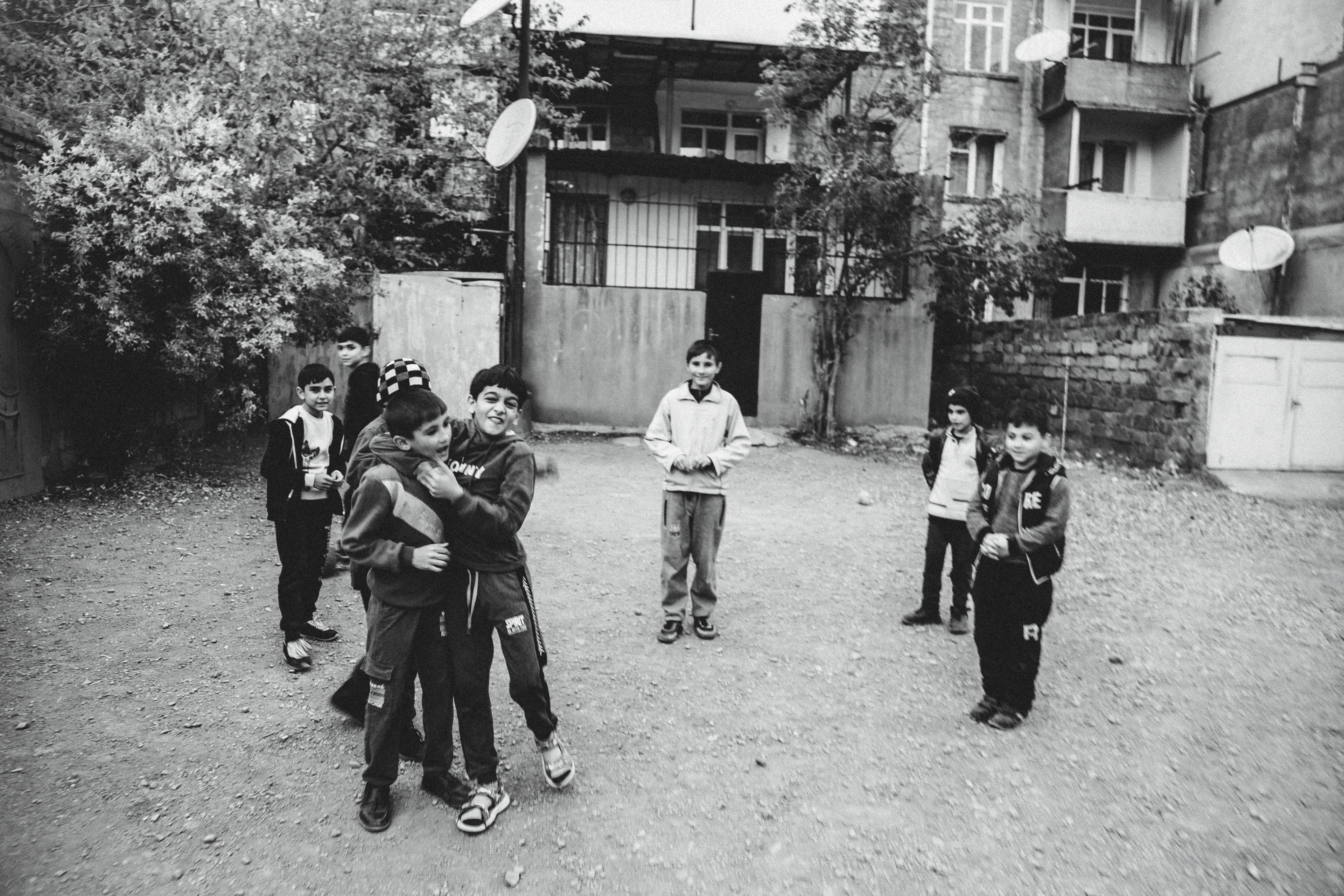 Les enfants jouent dans la rue de Gandja