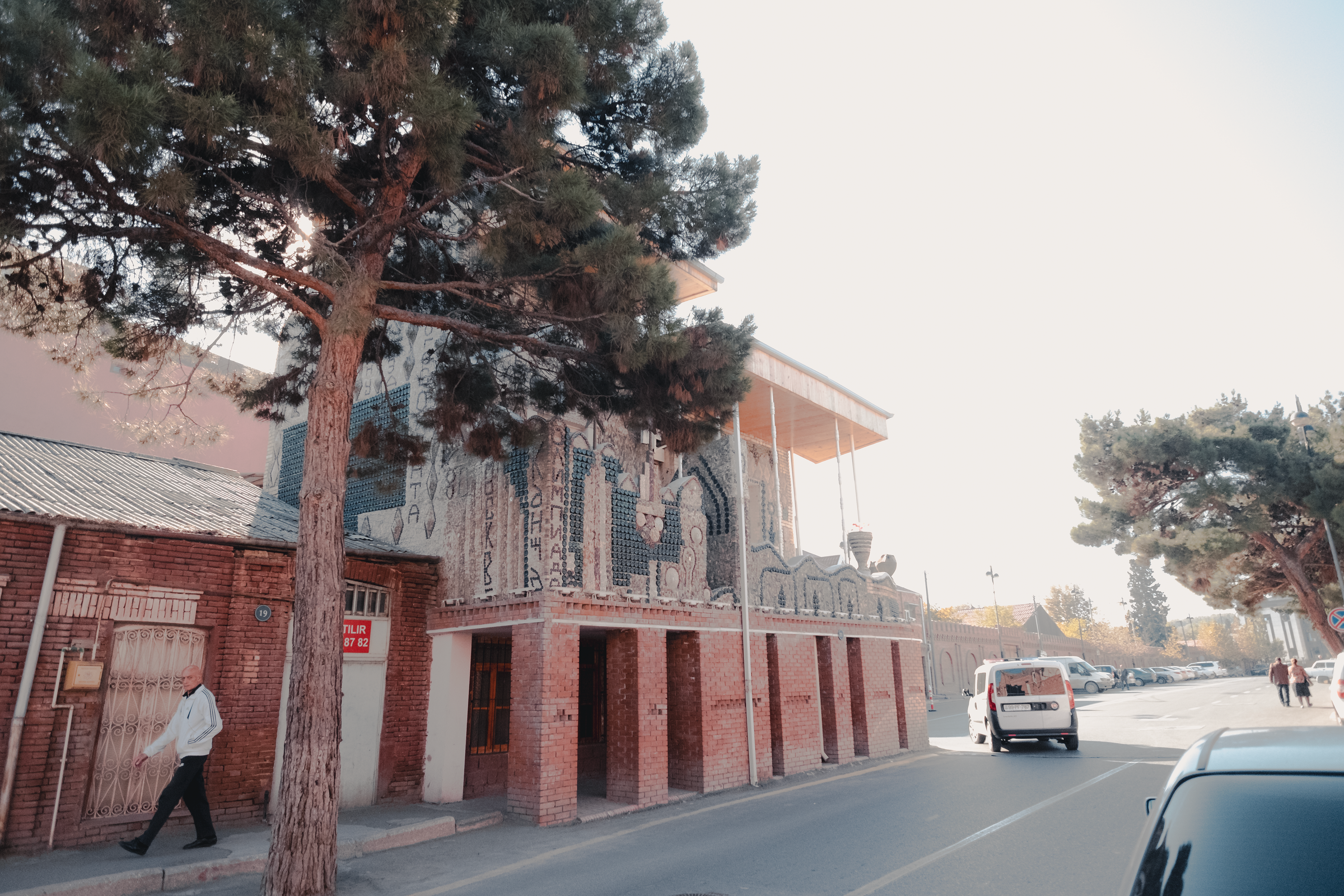 Maison faite de bouteilles à Gandja