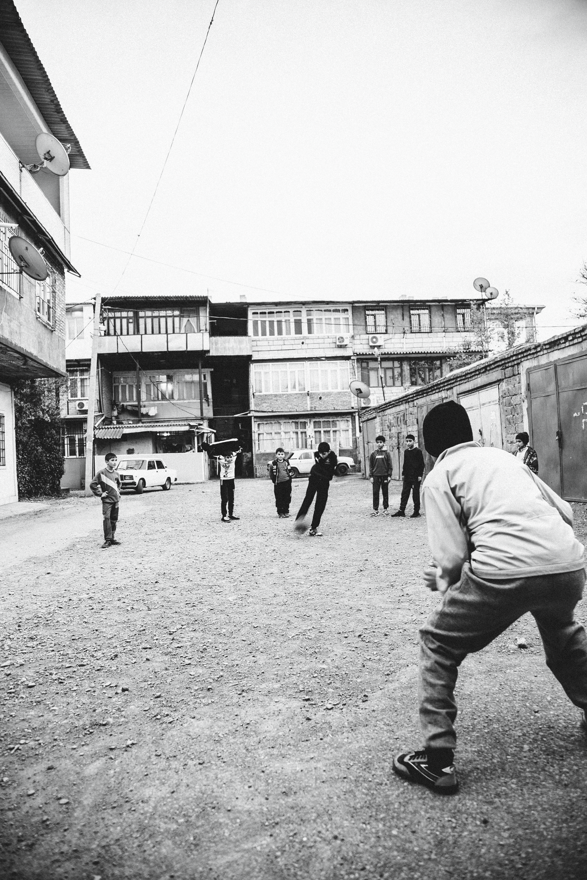 Les enfants jouent dans la rue de Gandja