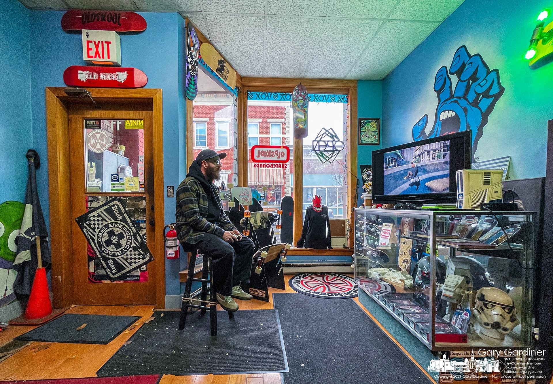 It's time for skateboard video games after waking up to overnight snow that covered the skatepark, sidewalks, and most skateable surfaces in just enough frozen moisture to keep even the best of skaters inside. My Final Photo for Dec. 8, 2021.