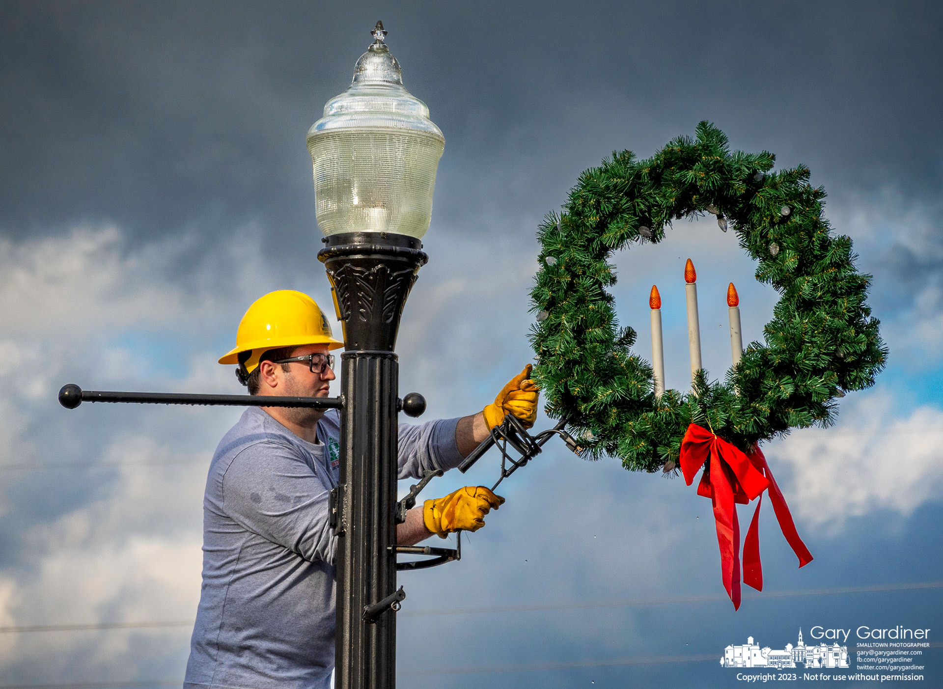 A city worker removes a Christmas wreath attached to a light pole near the library as the year-end holiday celebration comes to an end with the removal of the lights. My Final Photo for January 4, 2023.  #Westerville  #westervilleohio  #westervillenews #uptownwestervilleohio #wvloh #ohio #f8wwwwwh #wwwwwh #f8 #everydayohio #ohiopix #ohio #everydayusa #apad