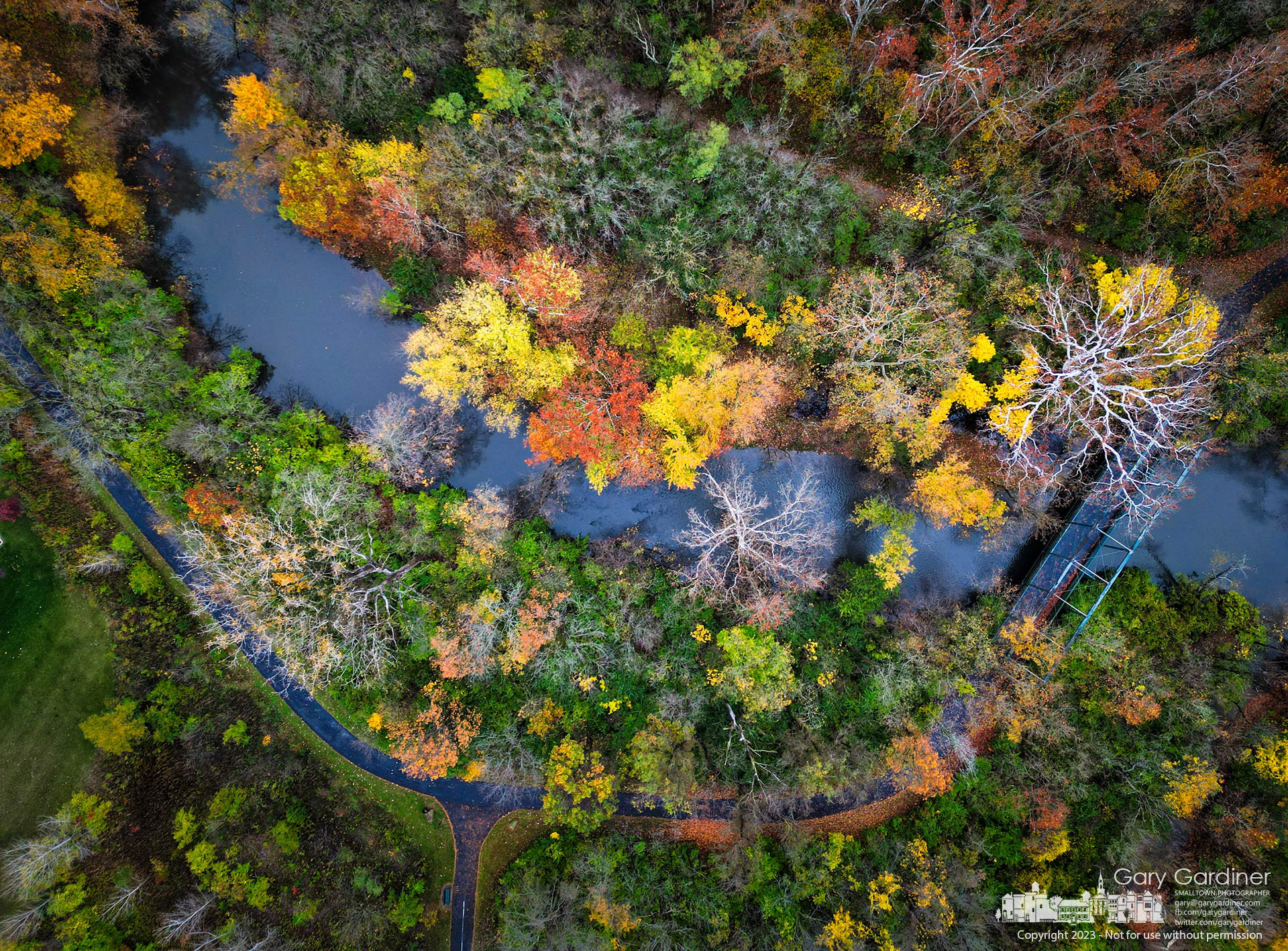 Splashes of color and contrast still mark the Alum Creek Trail bike path and bridge over the creek as colder weather with freezing morning temperatures begins to dull the colors of fall. My Final Photo for October 30, 2023. https://bit.ly/46ON1HL