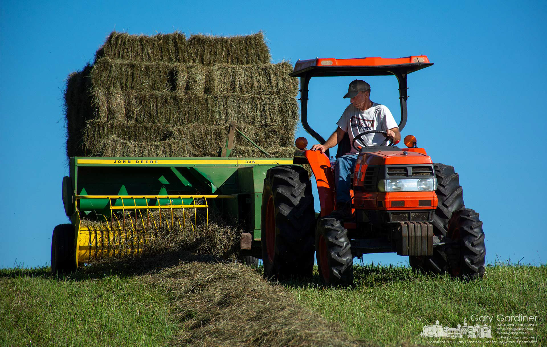 Duane Yarnell pulls his hay baler and a wagon across the field on County Line Road making his last hay harvest for the season. My Final Photo for Oct. 1, 2021. #Westerville #westervilleohio #westervillenews #uptownwestervilleohio #wvloh #ohio #f8wwwwwh #everydayohio #ohiopix #ohio #everydayusa #apad #balinghay