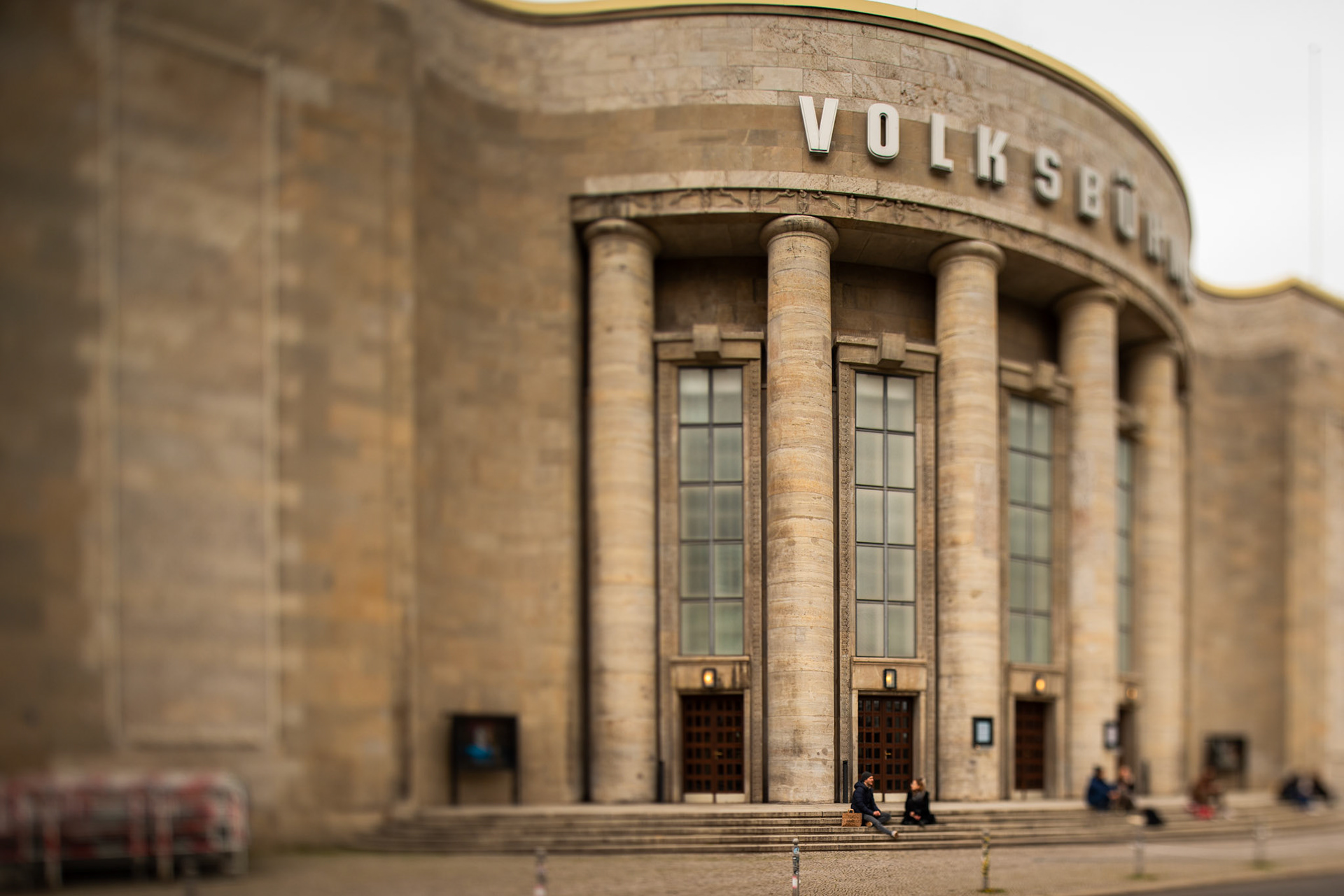 Die Stufen der Volksbühne als Ort der Unterhaltung