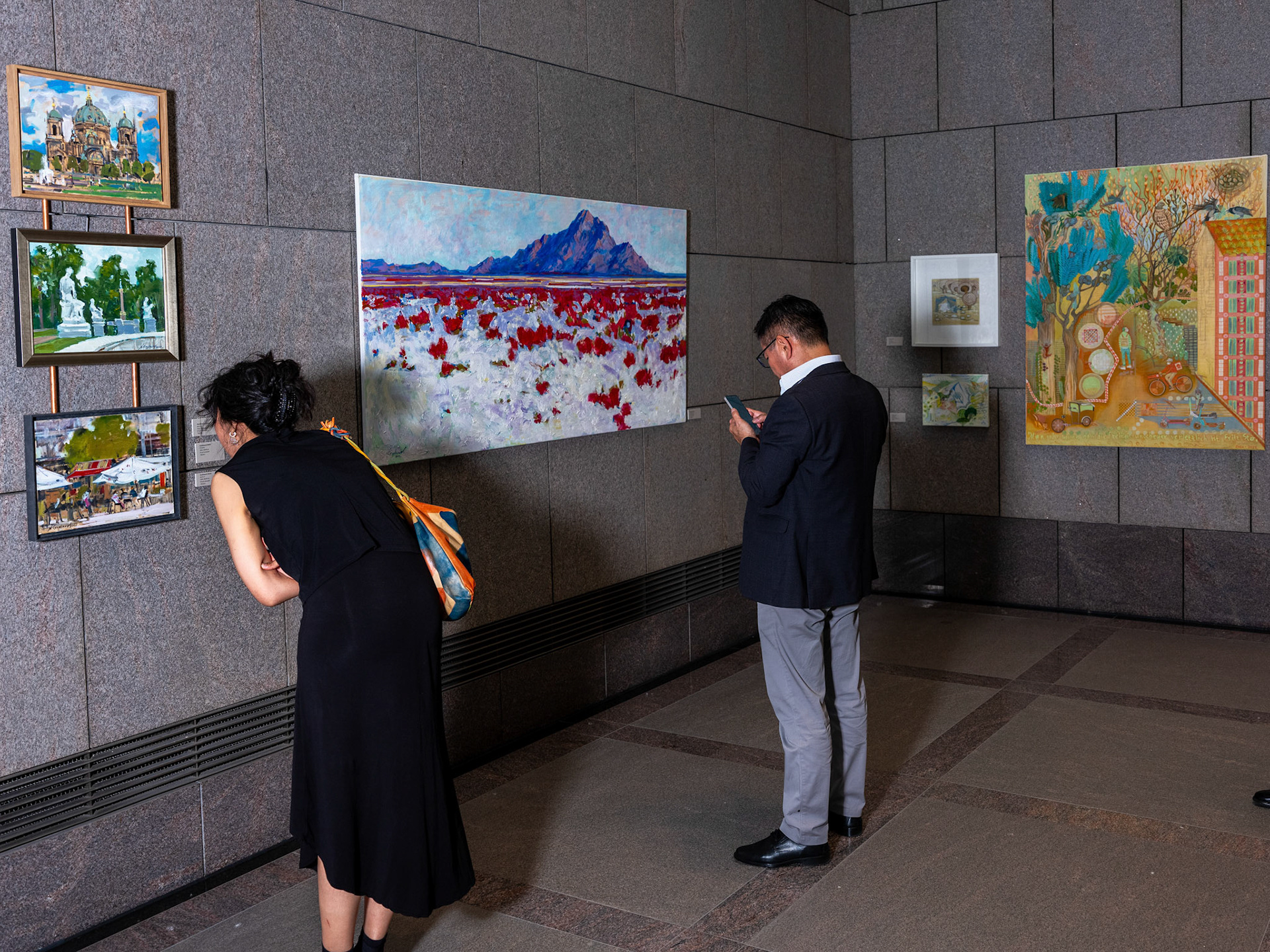 Besucher der Ausstellung