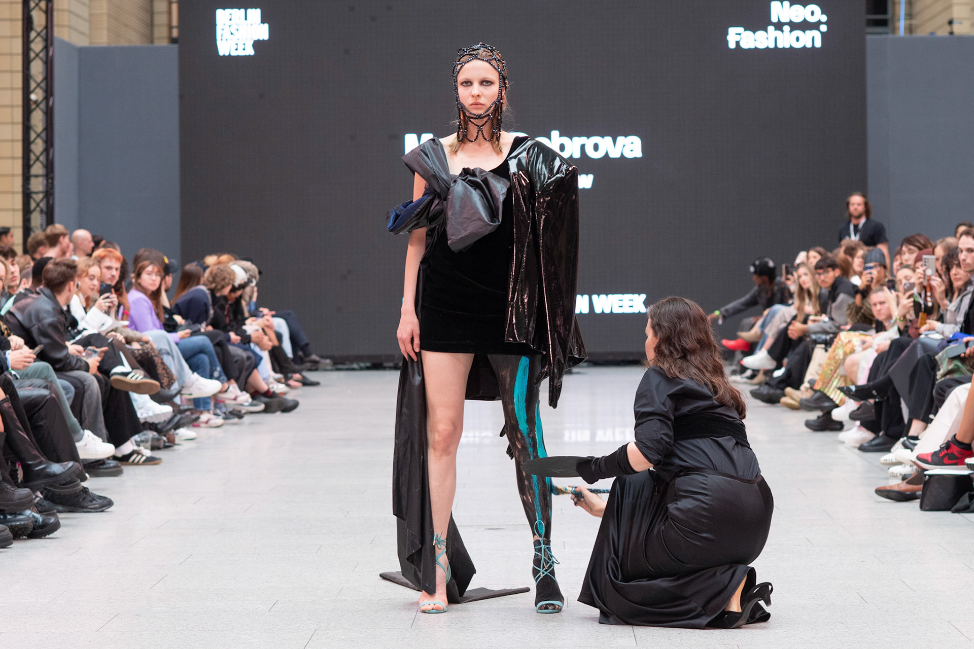 Designerin: Mariia Dobrova bemalt ihr Model waehrend der Show / Freedom Flow / Ukrainian Fashion Week Potsdamer Platz