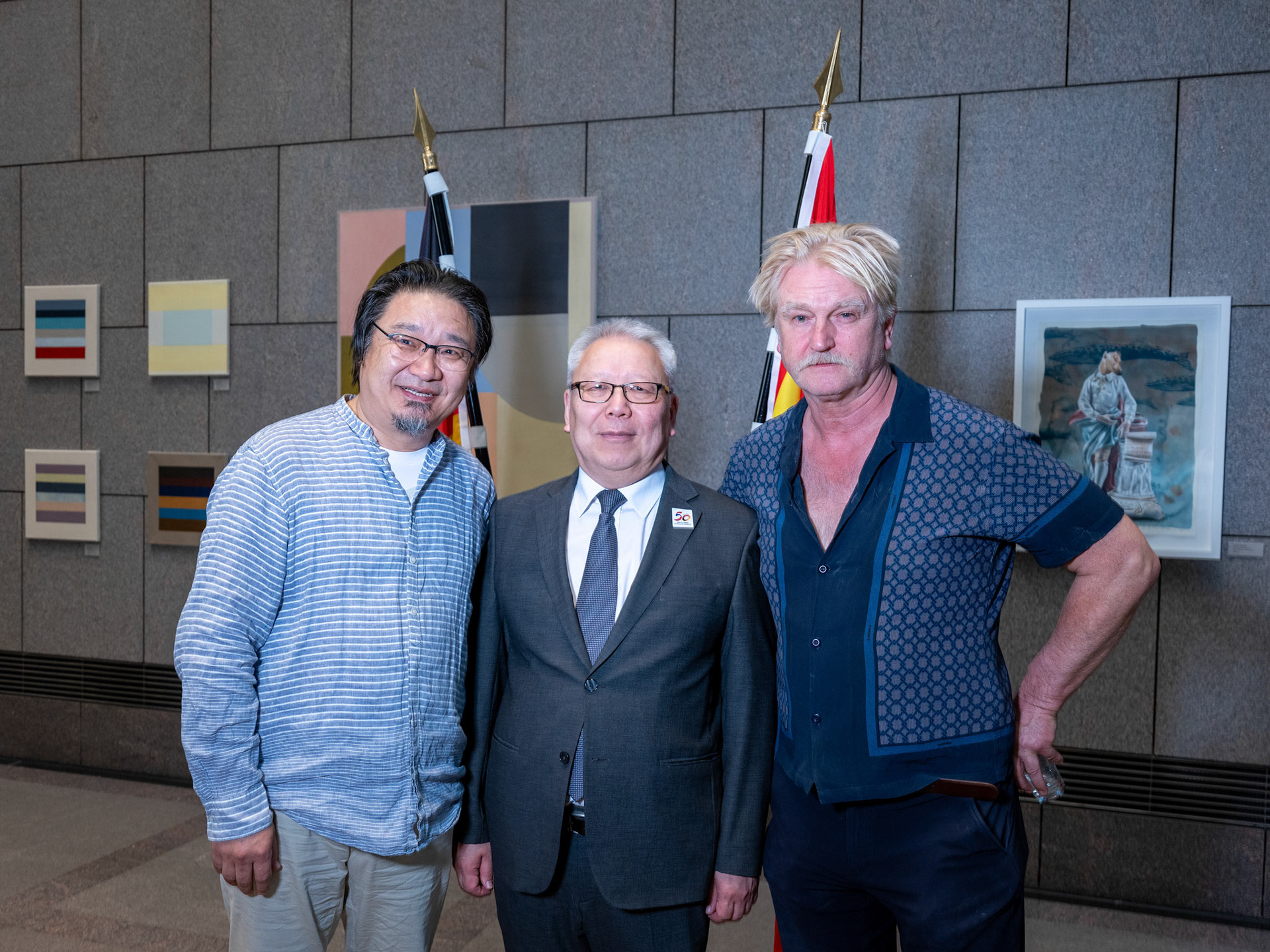 Szenenbildner Prof. Agi Ariunsaichan Dawaachu, Botschafter der Mongolei in Deutschland S.E. Herr Mandakhbileg Birvaa, Schauspieler Detlev BuckAusstellungsfeier 50. Jahre Deutsch-Mongolische Freundschaft Ort: Kunstraum F200