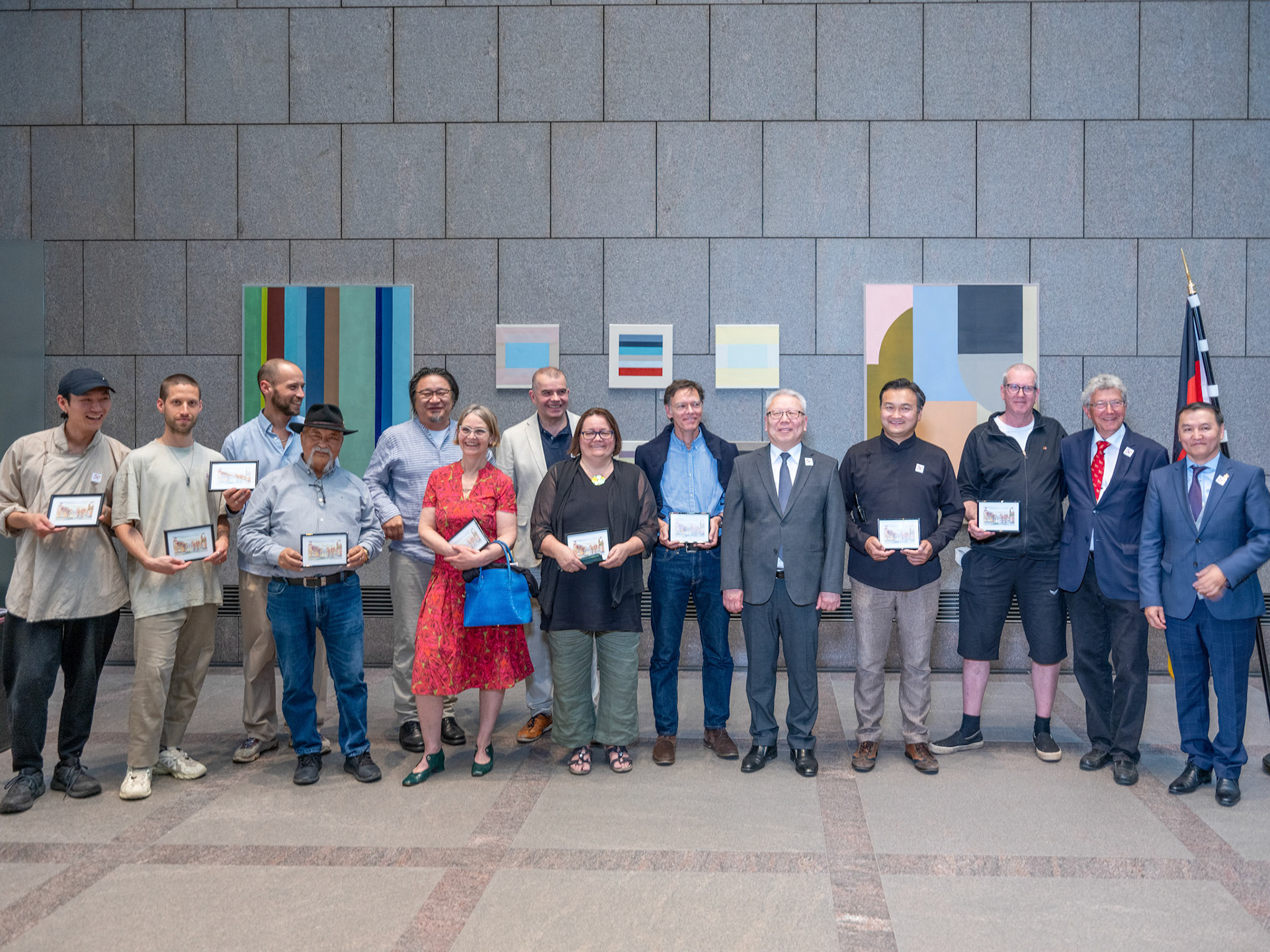 Gruppenbild mit allen Kuenstlernv.r.: First Secretary Embassy Mongolia Tsevelmaa Batmunkh, Dr. Udo Haase Praesident der Deutsch-Mongolischen Gesellschaft, Kuenstler, S.E. Herr Mandakhbileg Birvaa, Kuenstler, Maler und Bildhauer Peter Lindenberg, Agi Ariunsaichan Dawaachu, Kuenstler
