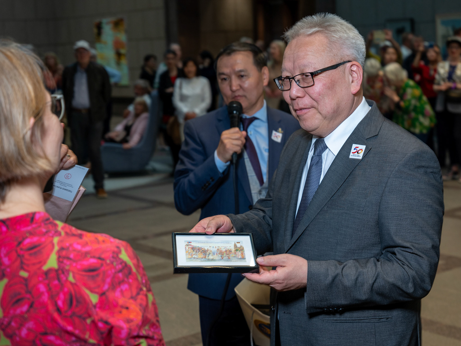 Botschafter der Mongolei in Deutschland S.E. Herr Mandakhbileg Birvaa ueberreicht an die Kuenstler eine ErinnerungsgeschenkAusstellungsfeier 50. Jahre Deutsch-Mongolische Freundschaft Ort: Kunstraum F200