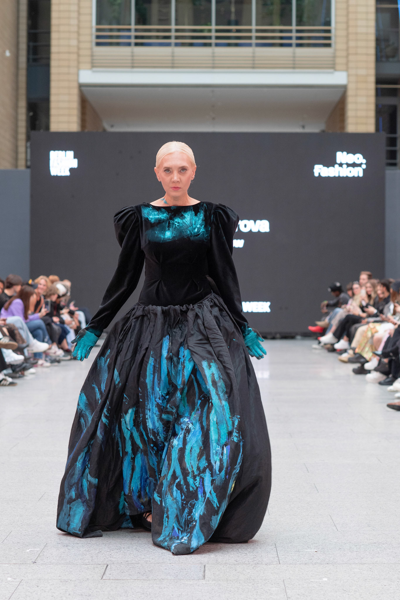 Model Natalie /Designerin: Mariia Dobrova / Freedom Flow / Ukrainian Fashion Week Potsdamer Platz