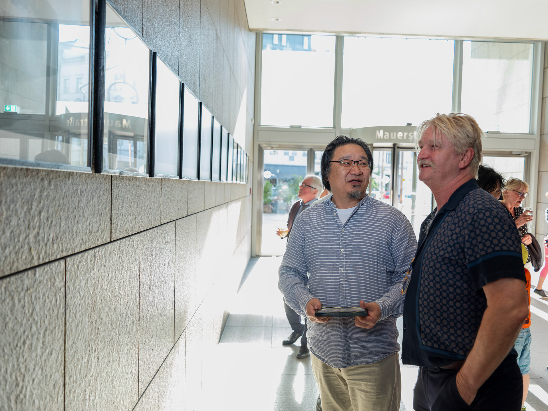 Szenenbildner Prof. Agi Ariunsaichan Dawaachu, Schauspieler Detlev BuckAusstellungsfeier 50. Jahre Deutsch-Mongolische Freundschaft Ort: Kunstraum F200