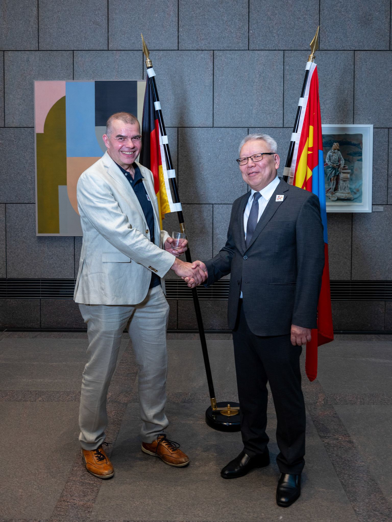 Maler und Bilderhauer Peter Lindenberg, Botschafter der Mongolei in Deutschland S.E. Herr Mandakhbileg BirvaaAusstellungsfeier 50. Jahre Deutsch-Mongolische Freundschaft Ort: Kunstraum F200