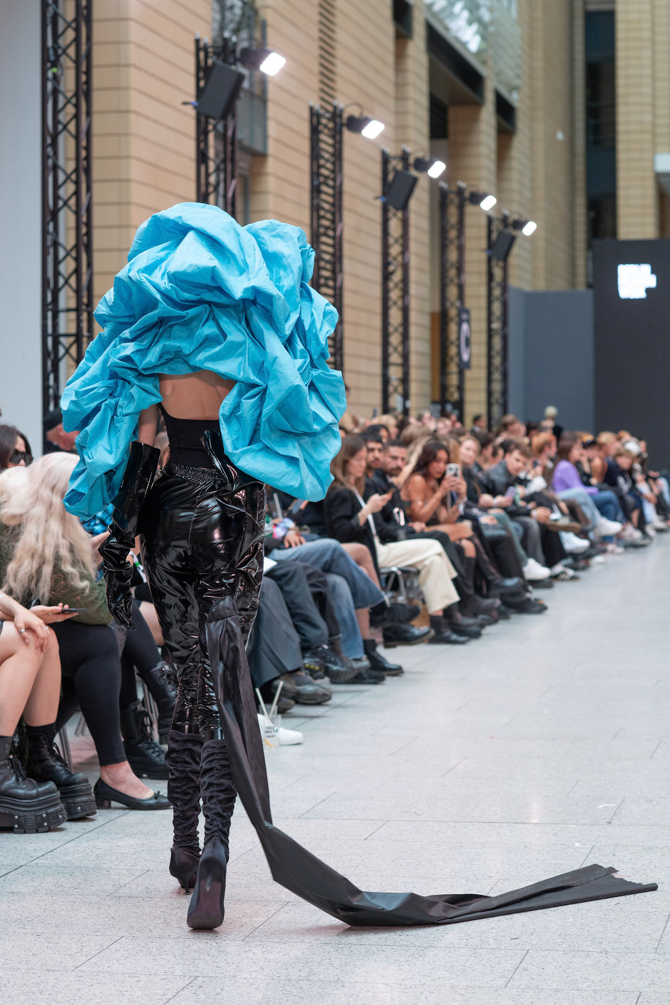 Designerin: Mariia Dobrova bemalt ihr Model waehrend der Show / Freedom Flow / Ukrainian Fashion Week Potsdamer Platz