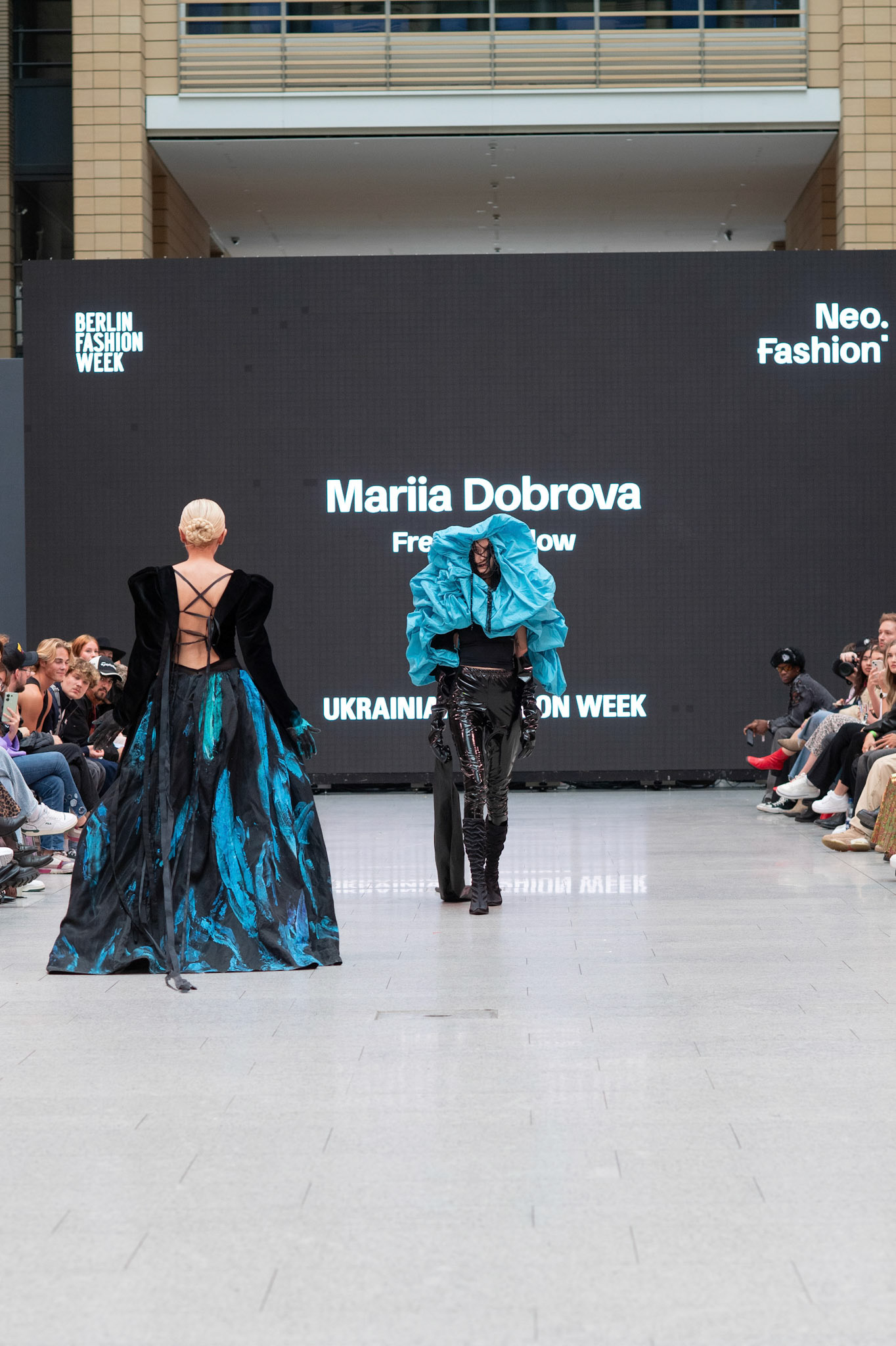Designerin: Mariia Dobrova bemalt ihr Model waehrend der Show / Freedom Flow / Ukrainian Fashion Week Potsdamer Platz
