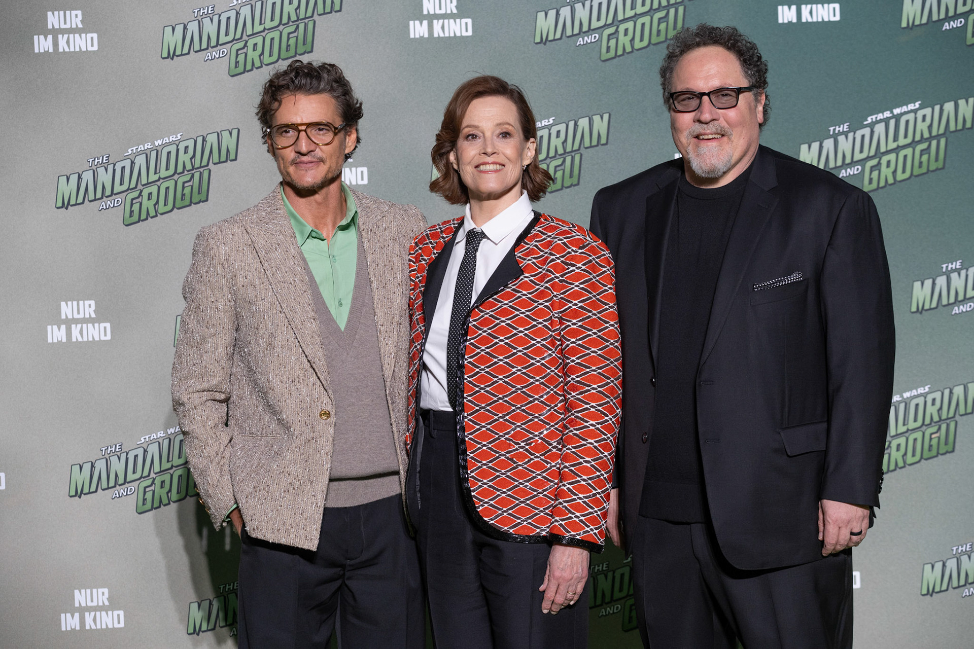Pedro Pascal, Sigourney Weaver, Jon Favreau