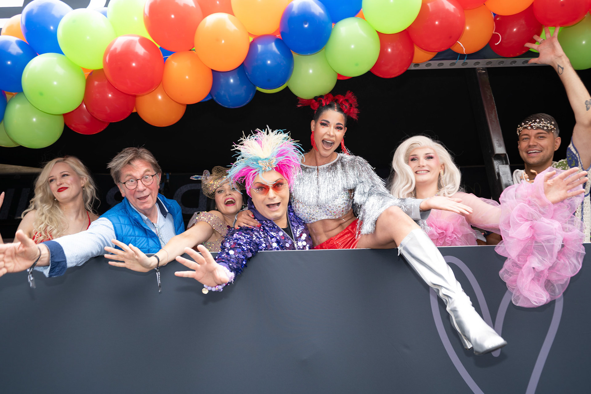 BEST CSD-Truck hosted by Julian F.M. StoeckelCaroline Frederich, Arnold Funke, Pauline Stolze, Julian F.M. Stoeckel, Model Micaela Schäfer, DragQueen Uff, BARBIE-Designer Marcell Damaschke