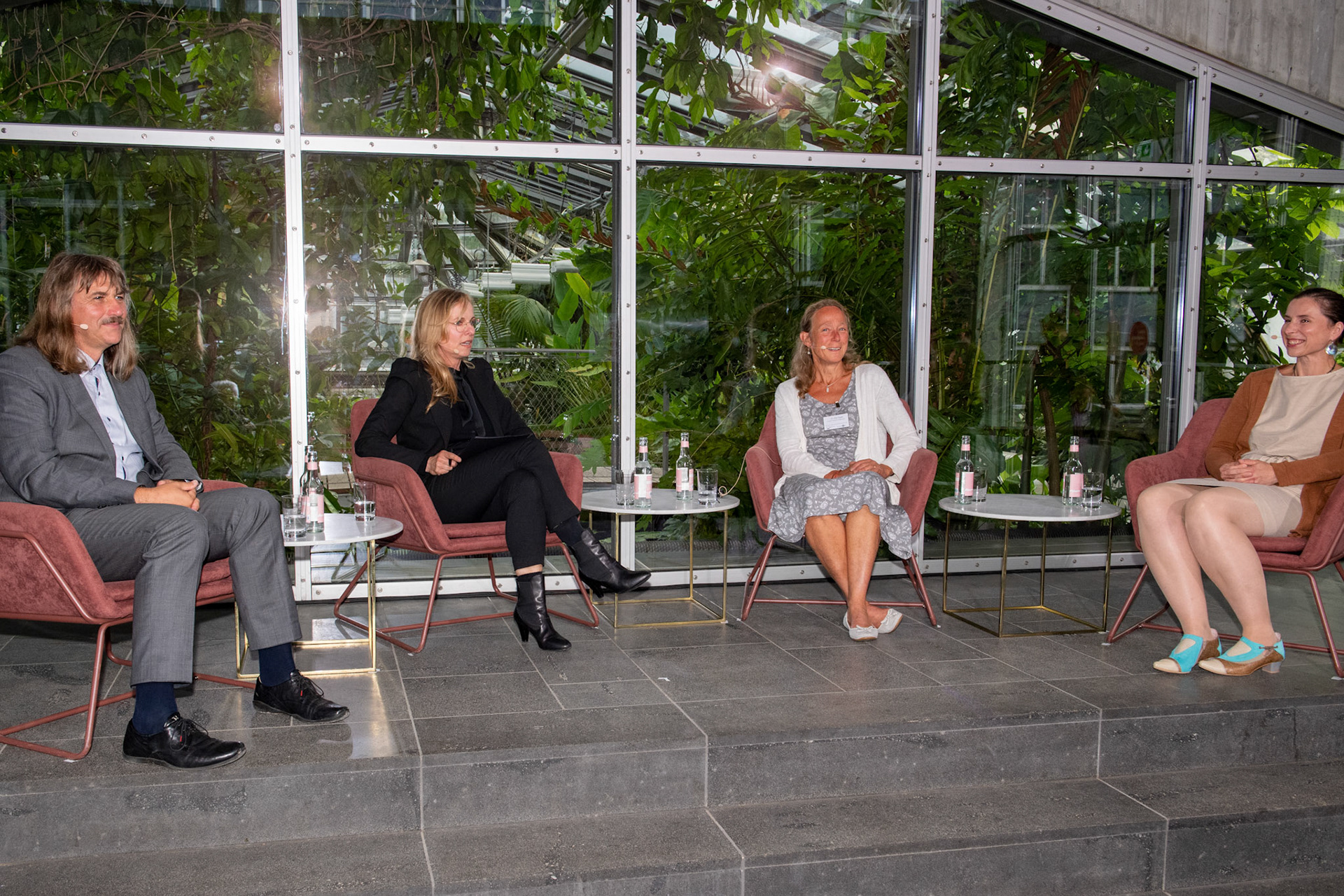 (v.l.n.r.:) Dr. Josef Tumbrinck, Leiter der Unterabteilung „Naturschutz“ im Bundesministerium für Umwelt, Naturschutz und nukleare Sicherheit; Moderation: Bettina Rust; Dr. Elke Zippel, Kustodin Dahlemer Saatgutbank; Dr. Manuela Nagel, Leiterin Cryo- und Stressbiologie, Leibniz-Institut für Pflanzengenetik und Kulturpflanzenforschung (IPK)