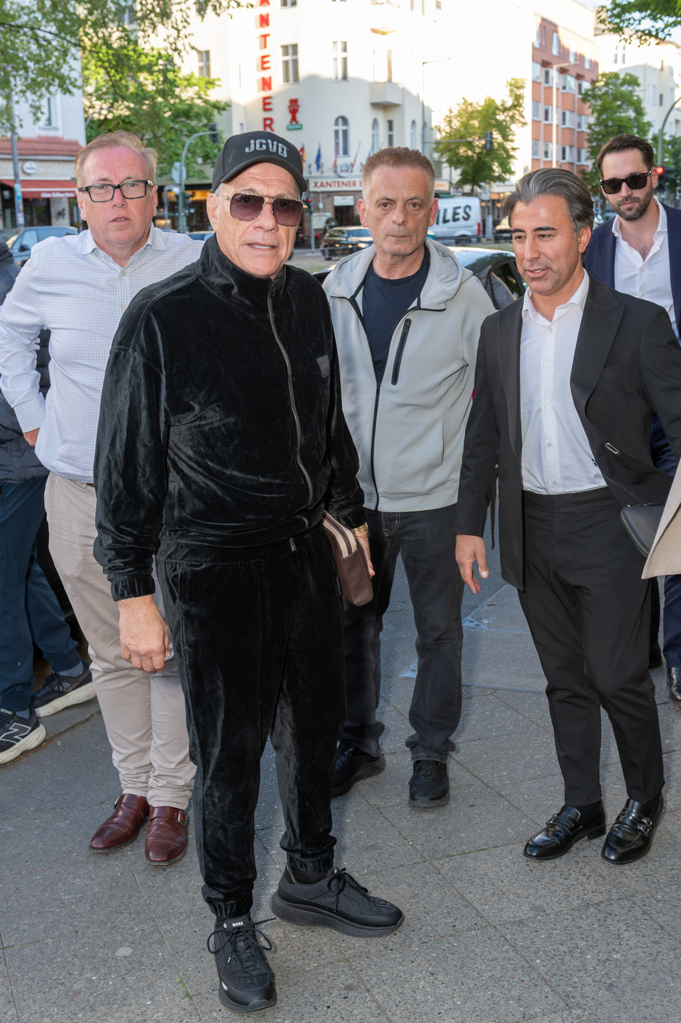 Ijan, Jean-Claude Van Damme, Alex Panxha, Sedat Jiyan Muestak, Fussgaenger