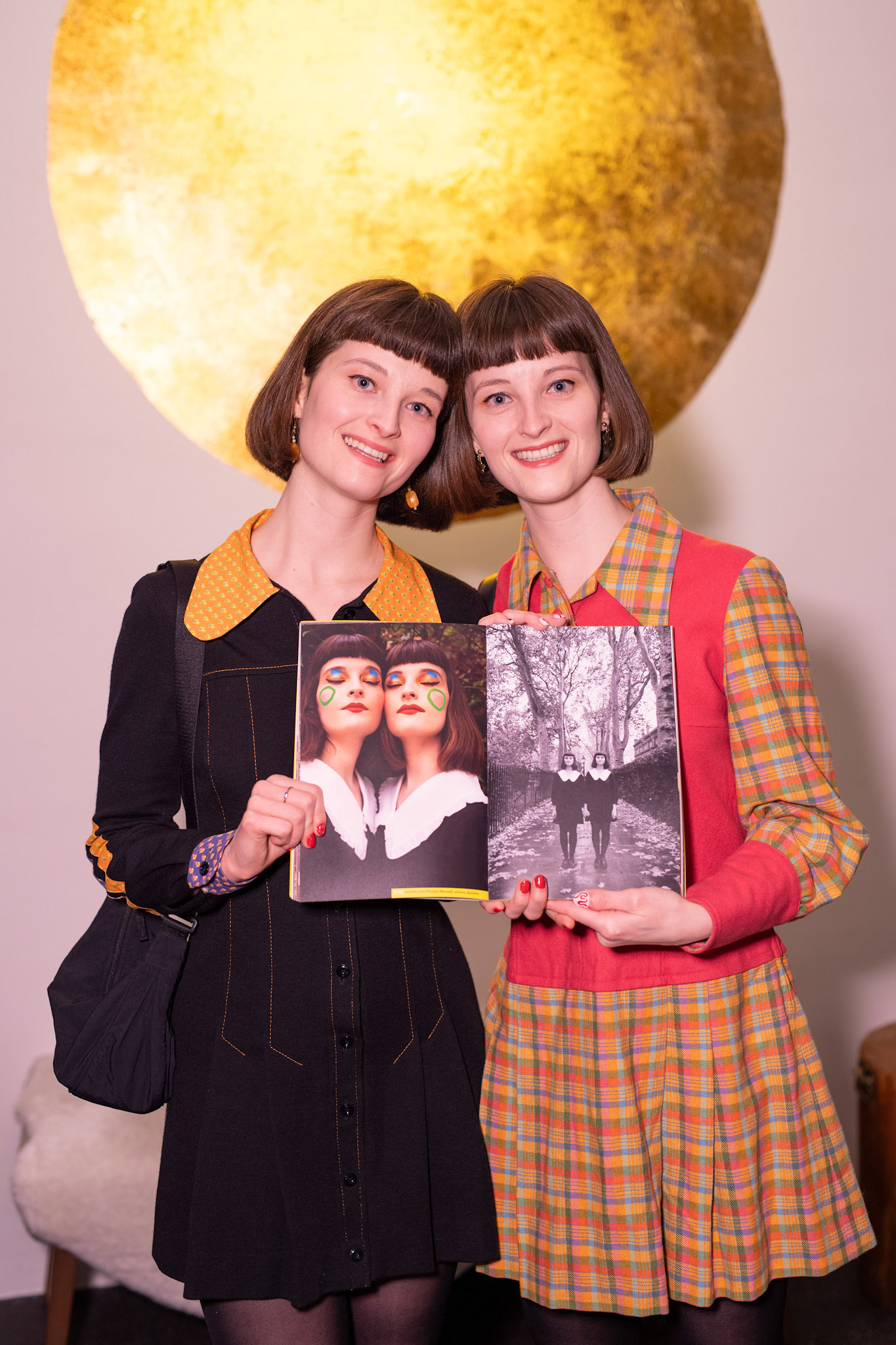 Twins: Isabella und Phoebe Mansell, Actors, Dancers Isabella ist die in Schwarz