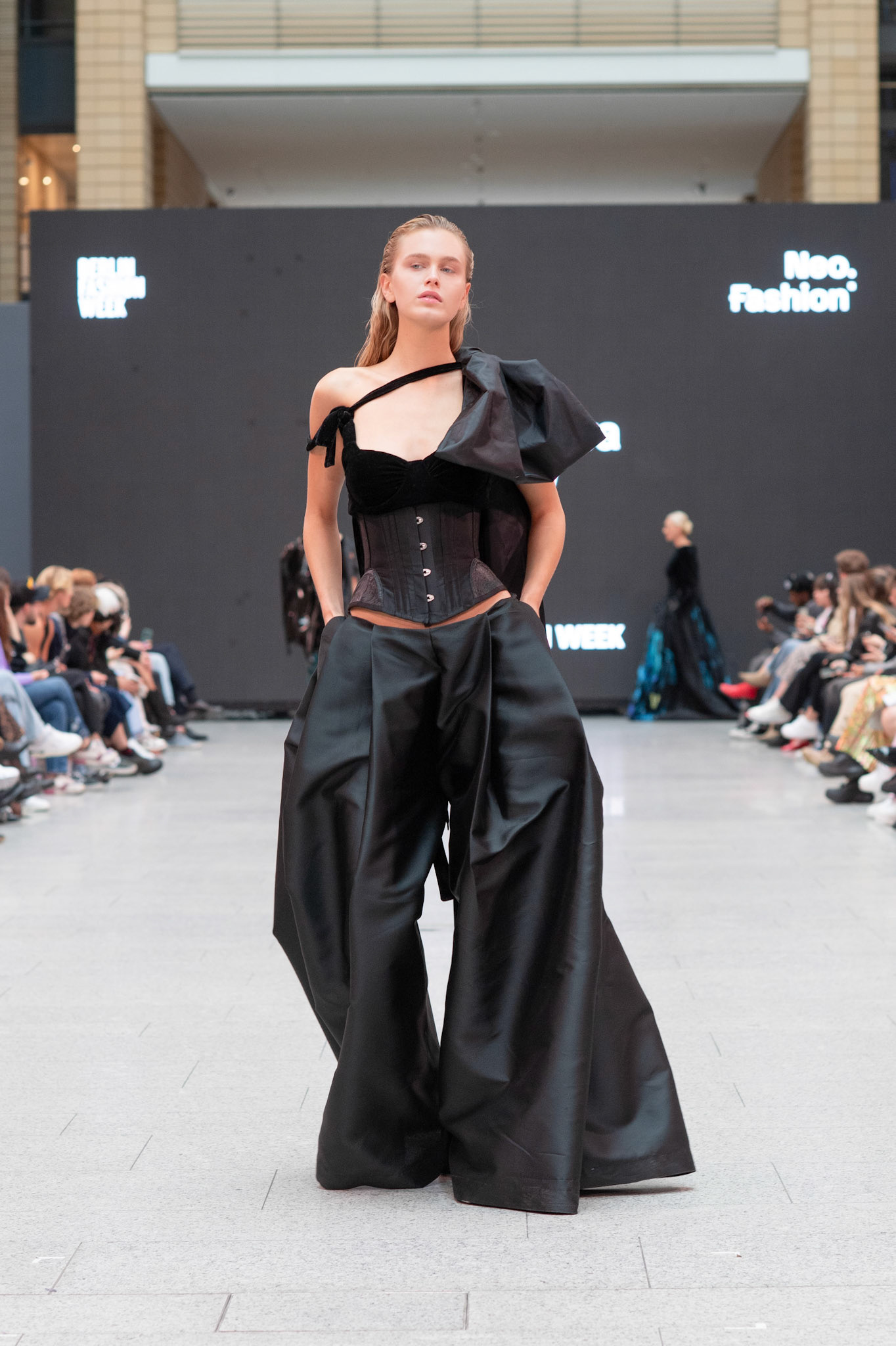 Designerin: Mariia Dobrova bemalt ihr Model waehrend der Show / Freedom Flow / Ukrainian Fashion Week Potsdamer Platz