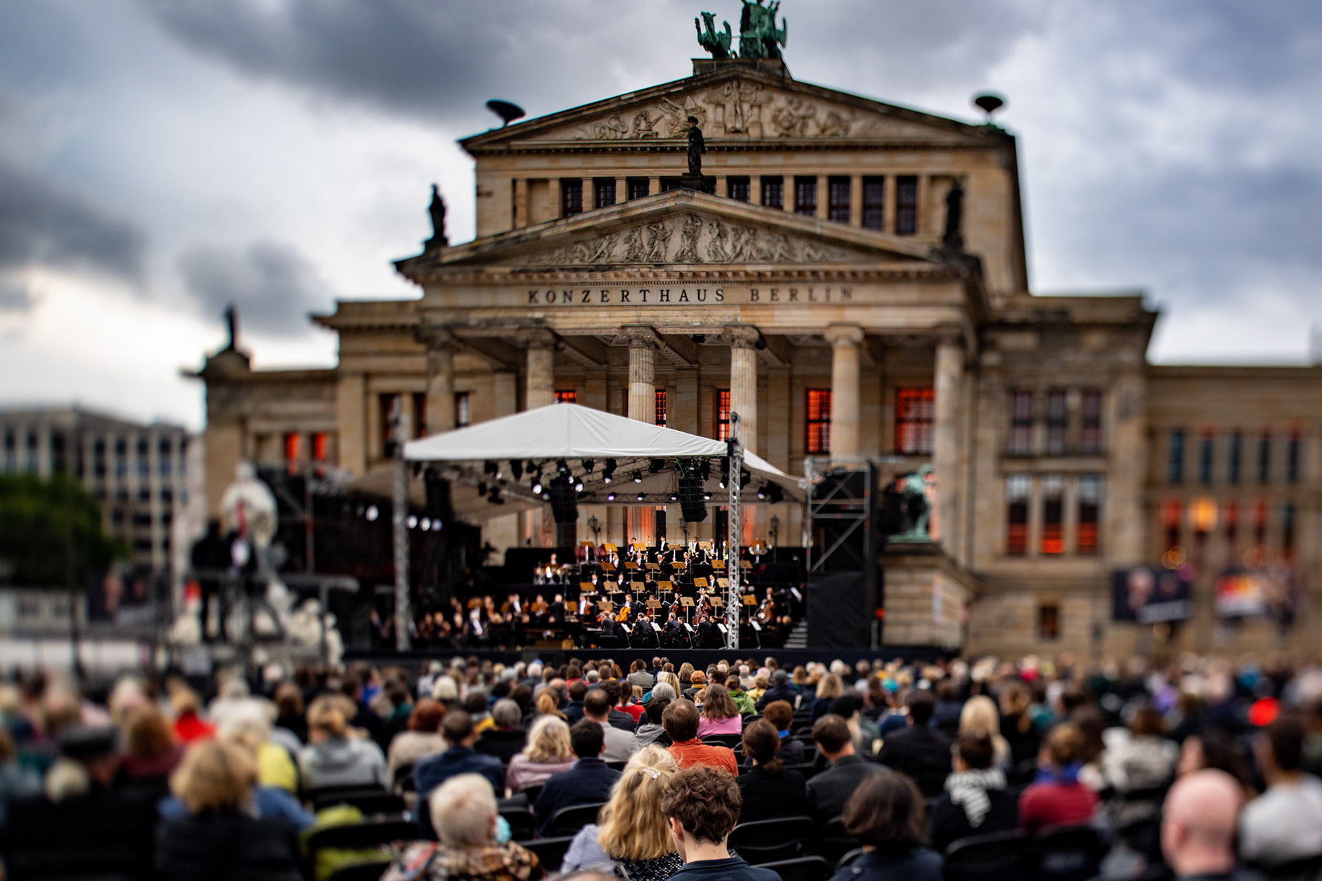 Das Konzerthaus Berlin feiert sein 200. Jubiläum mit einem Freiluftkonzert auf dem Gendarmenmarkt.