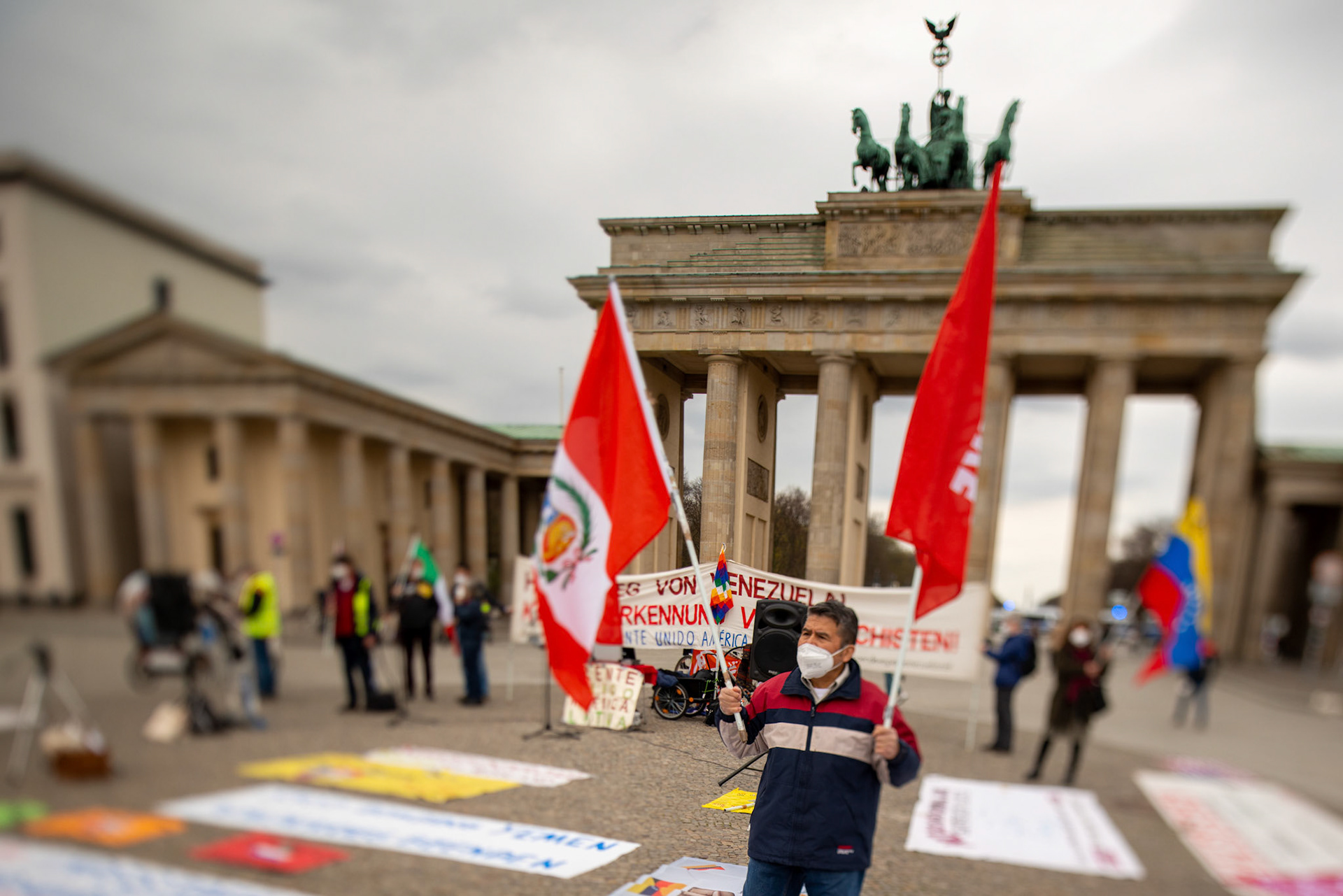 Kein US-Krieg gegen Venezuela USA Unblock Kuba EU Respektieren Sie die Wahlen in Venezuela USA Unblock Kuba Gegen Intervention und Blockade Hände weg von dem fortschrittlichen Lateinamerika Solidarität mit den fortschrittlichen Menschen in Chile, Peru und allen anderen Ländern Lateinamerikas