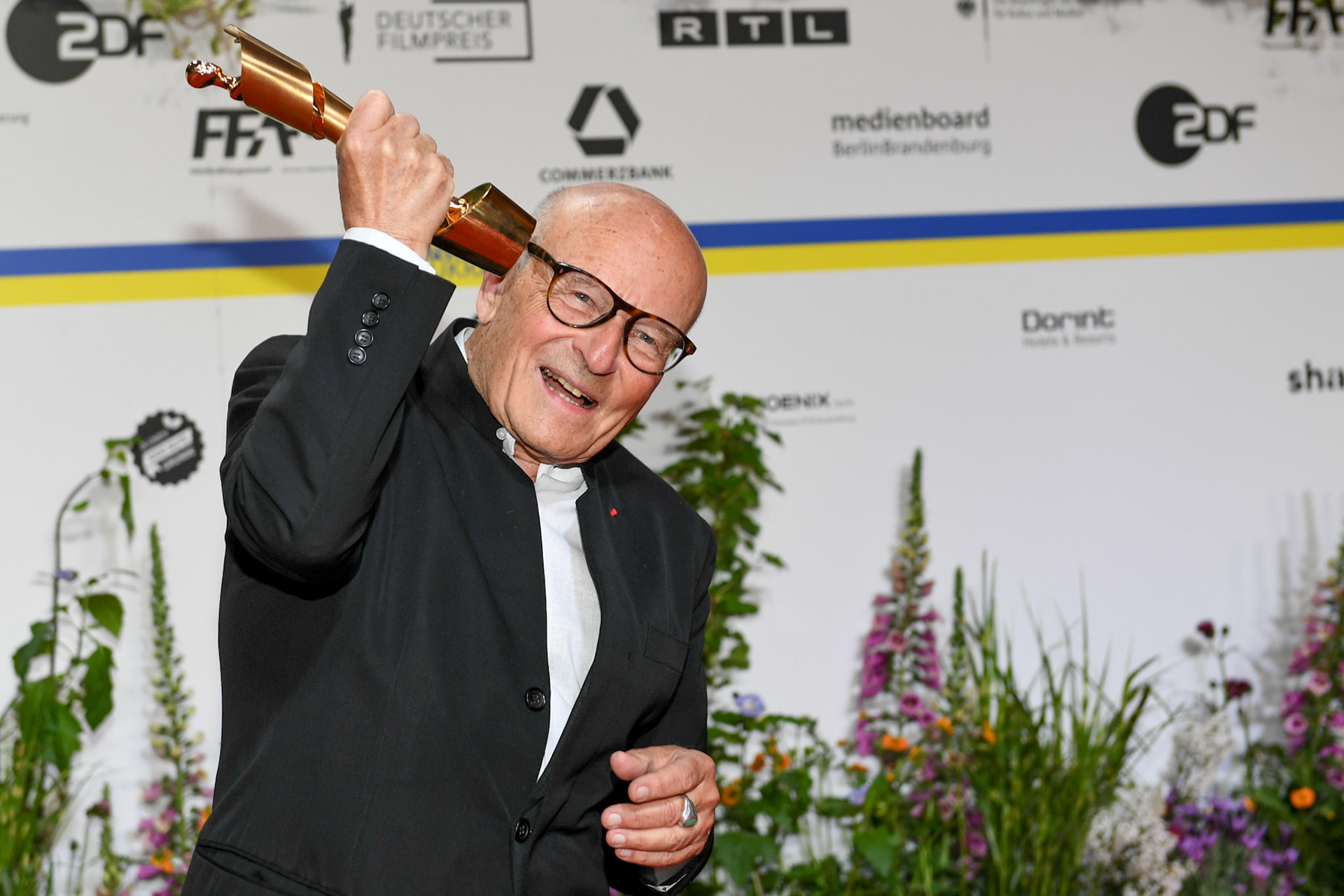 Volker Schlöndorff mit der Lola 2023 (Ehrenpreis)