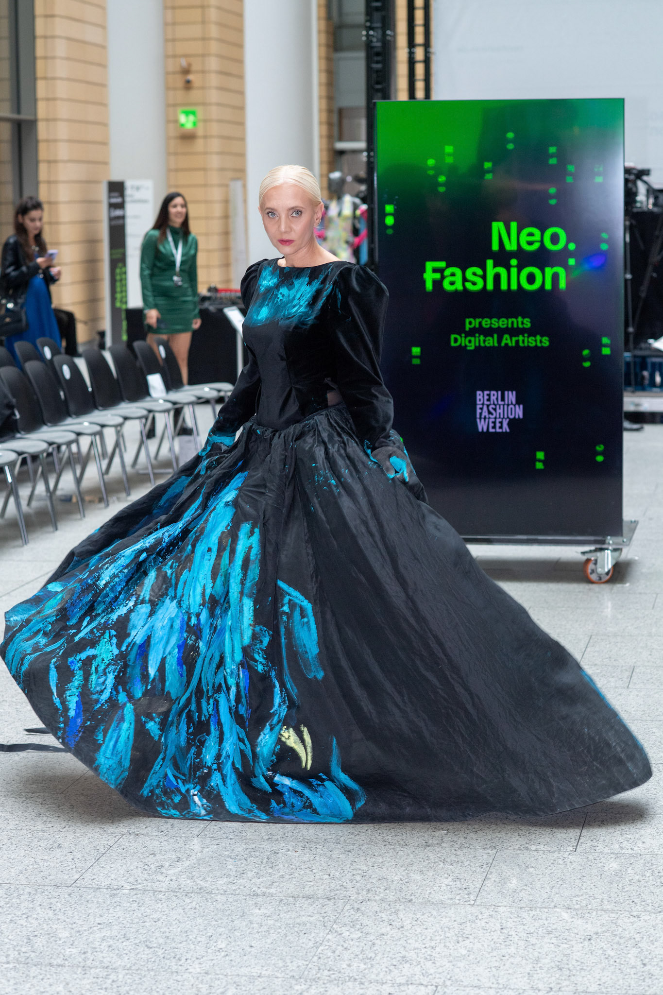 Model Natalie /Designerin: Mariia Dobrova / Freedom Flow / Ukrainian Fashion Week Potsdamer Platz
